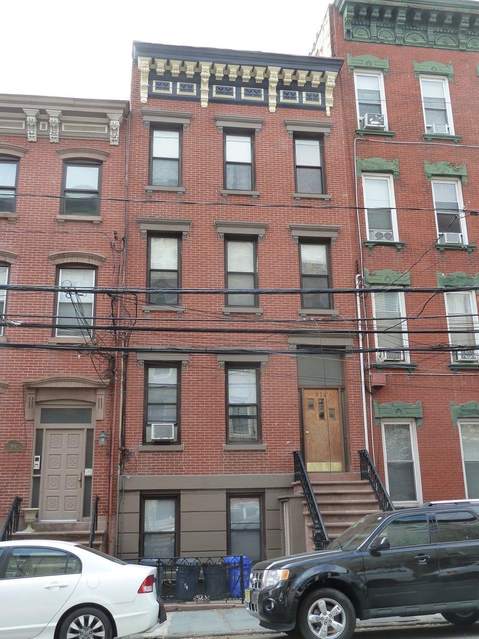 936 WILLOW AVE Unit: B