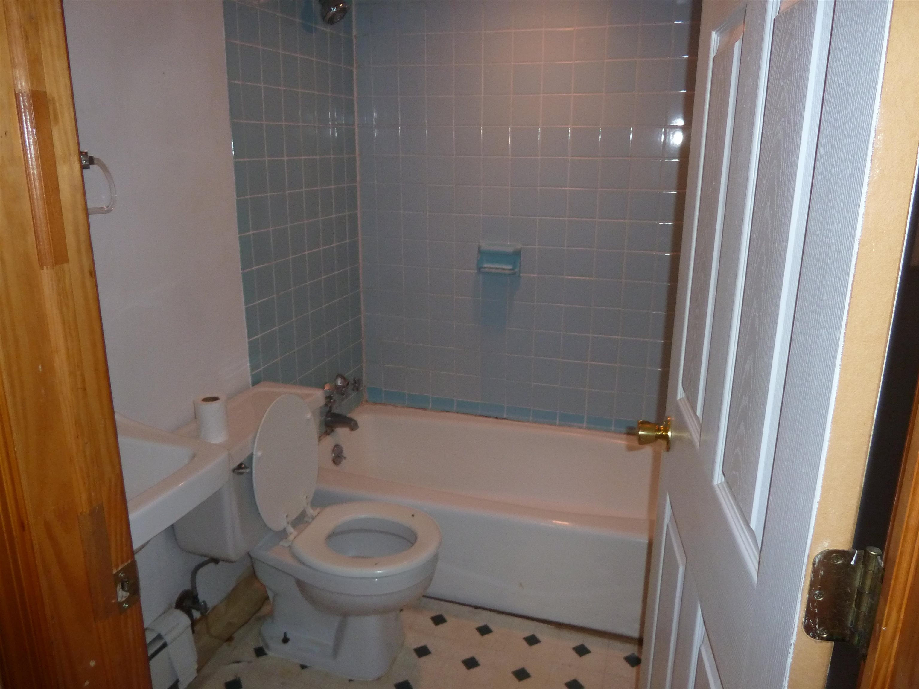 936 WILLOW AVE Unit: B