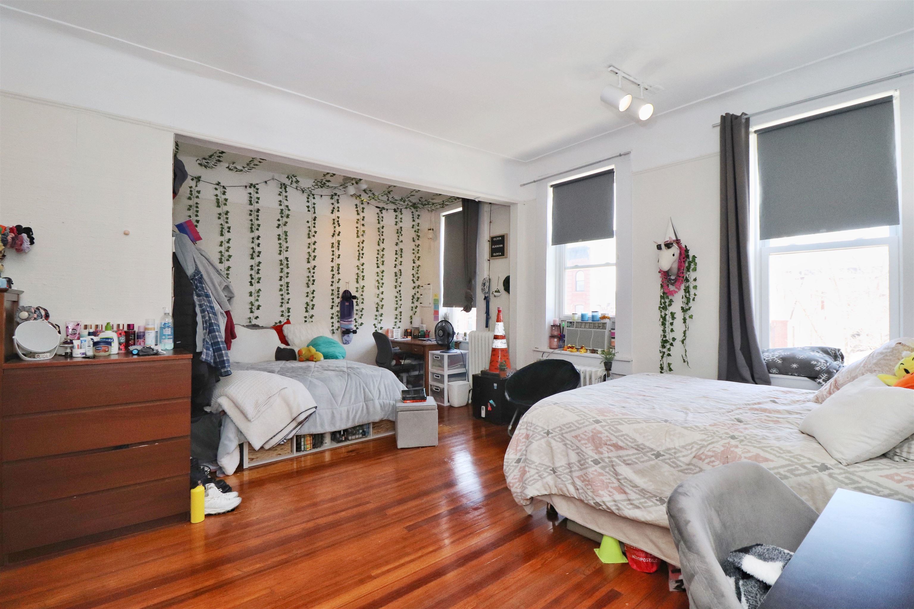 704 WASHINGTON ST Unit: 4