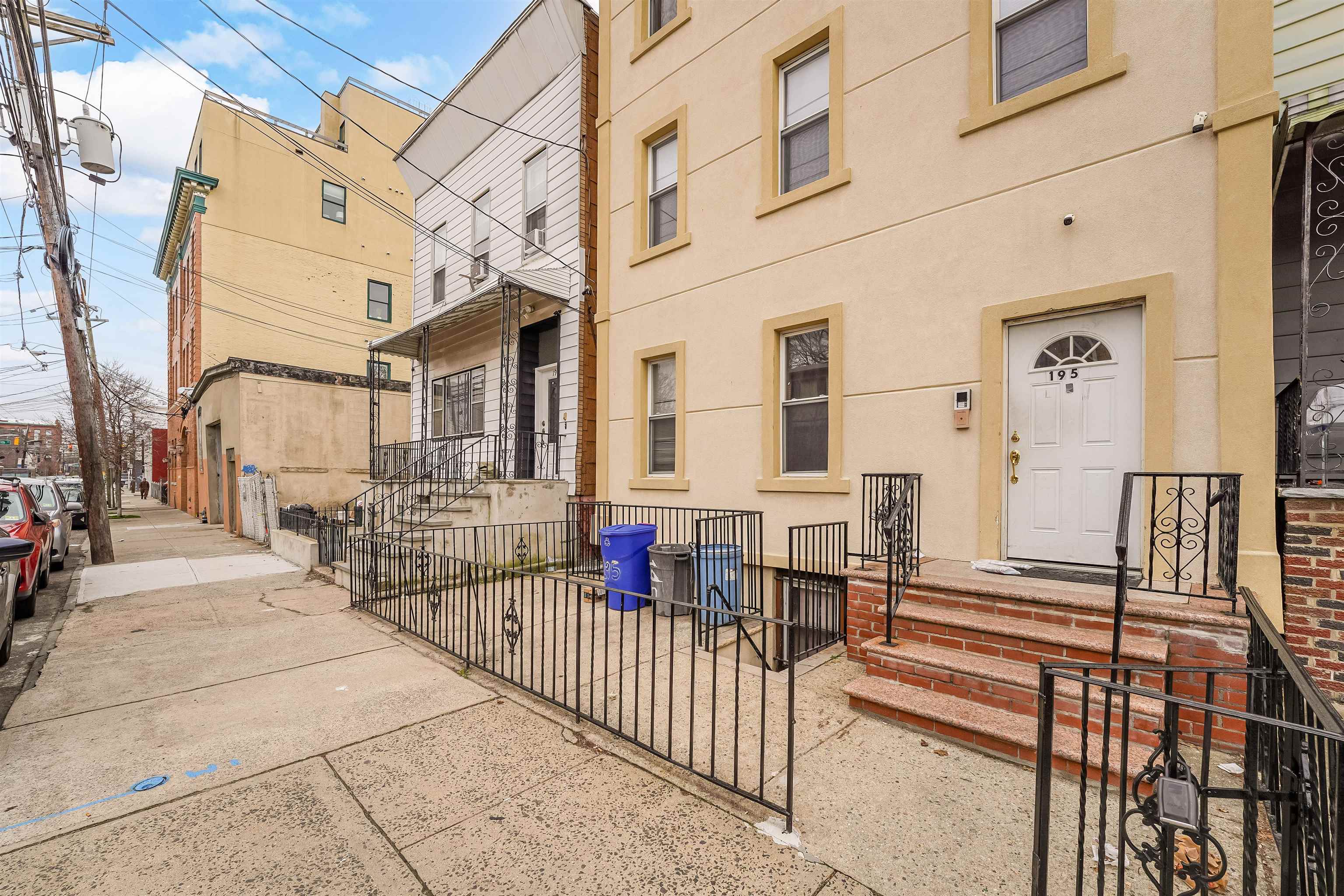 195 WEBSTER AVE Unit: 3