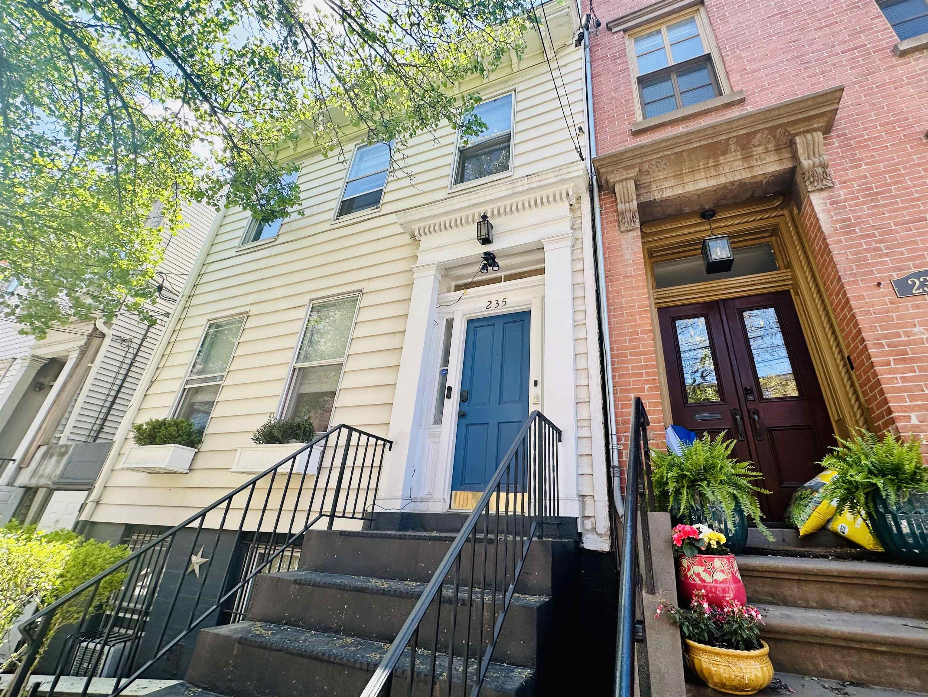 235 MONTGOMERY ST Unit: 2