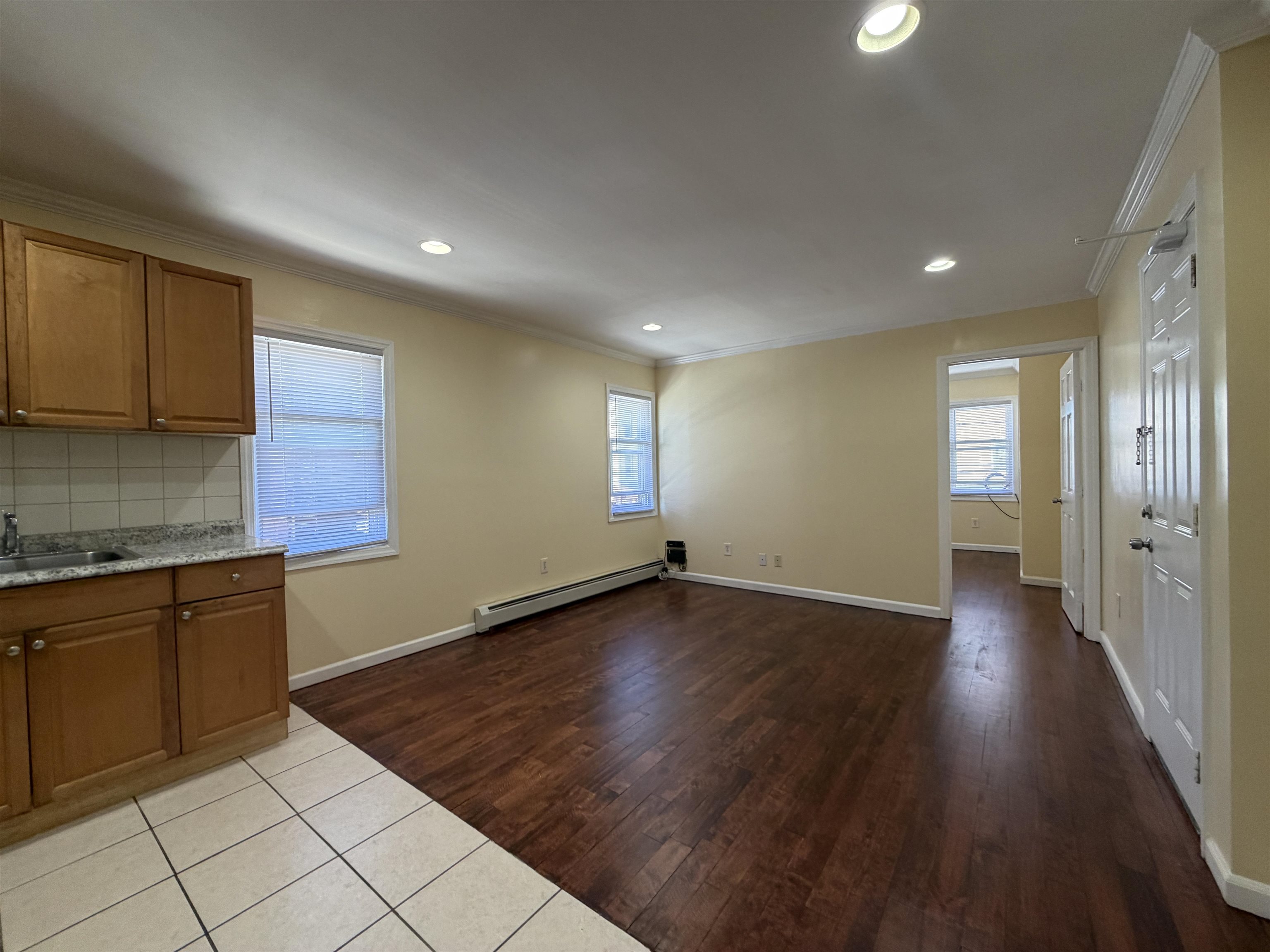 77 HUTTON ST Unit: 4