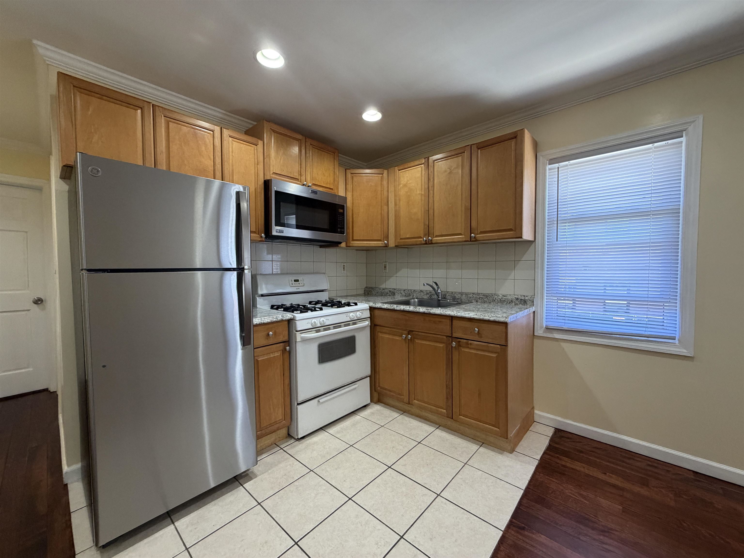 77 HUTTON ST Unit: 4