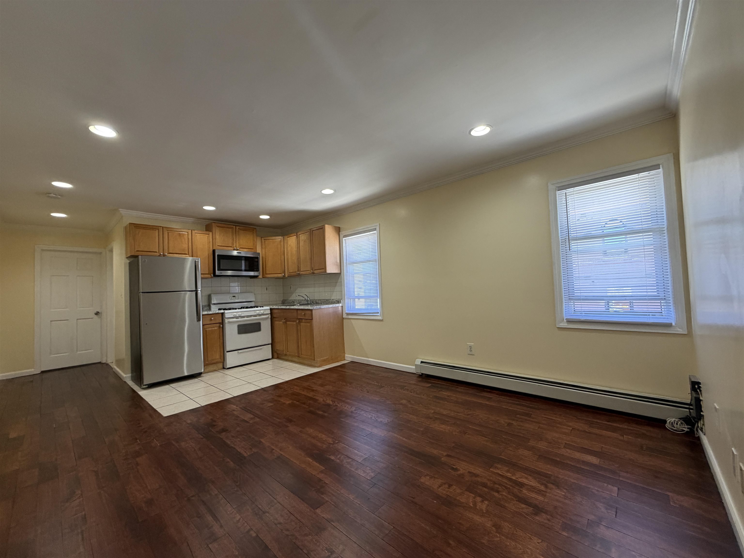 77 HUTTON ST Unit: 4