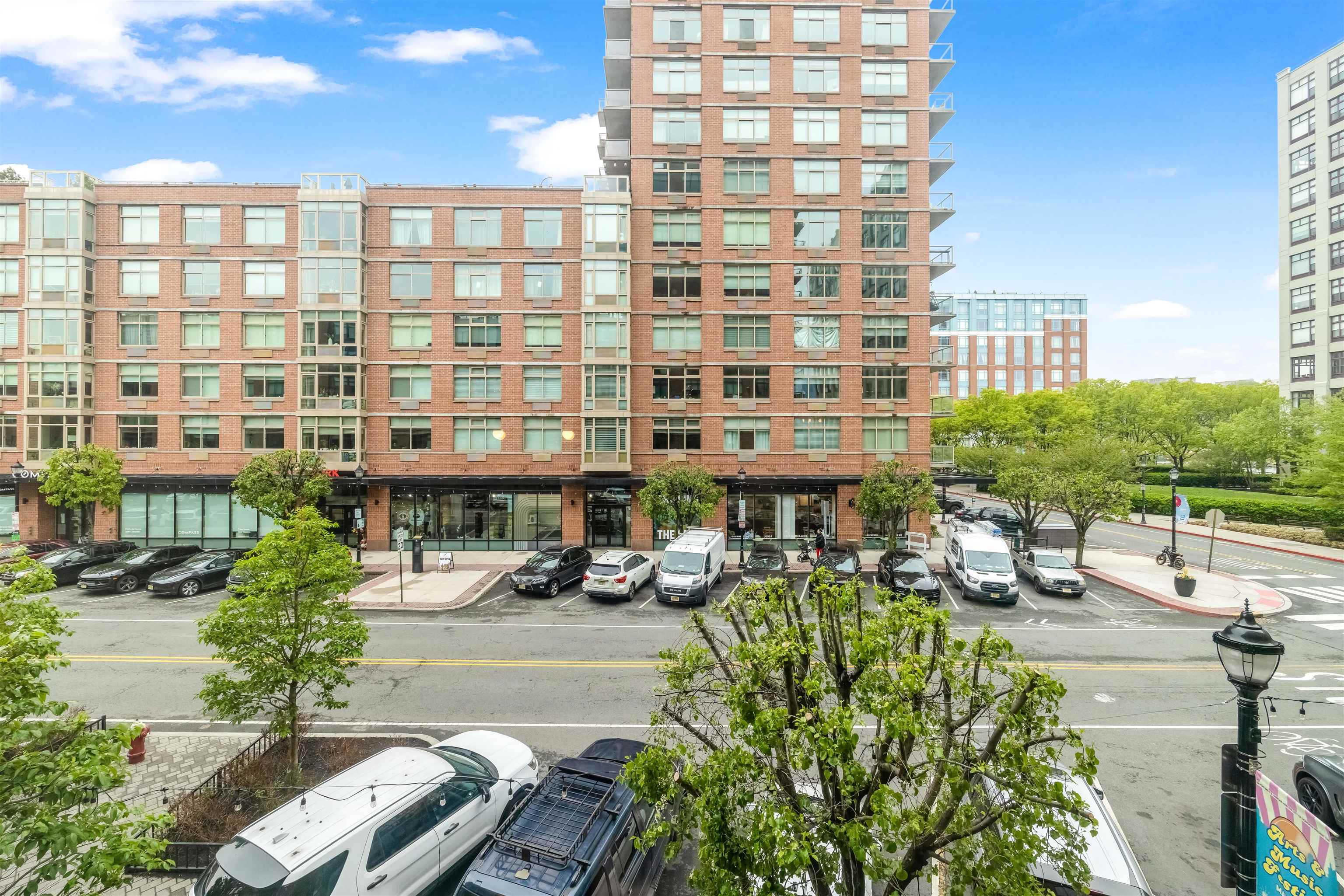 1400 HUDSON ST Unit: 209