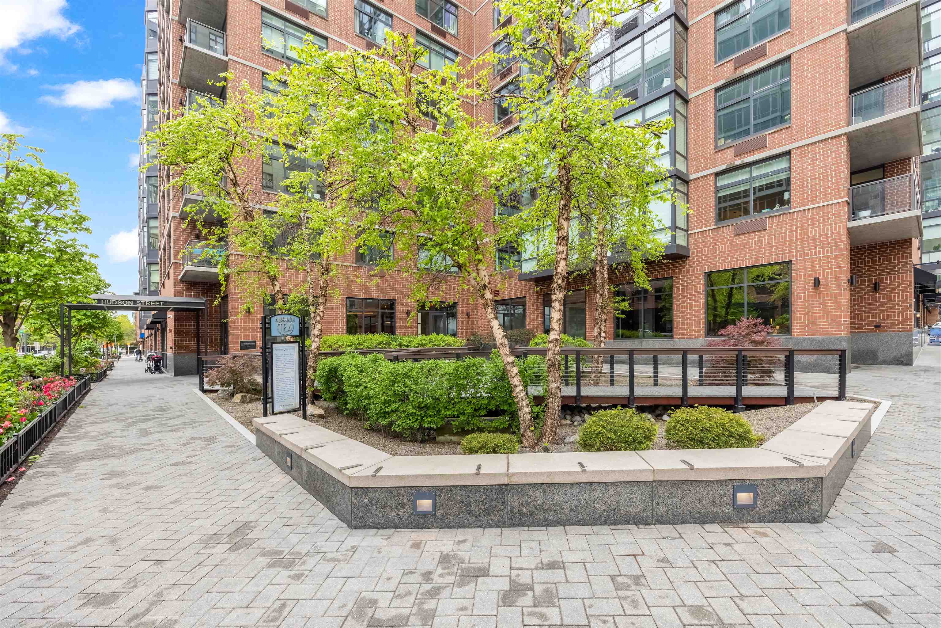 1400 HUDSON ST Unit: 209