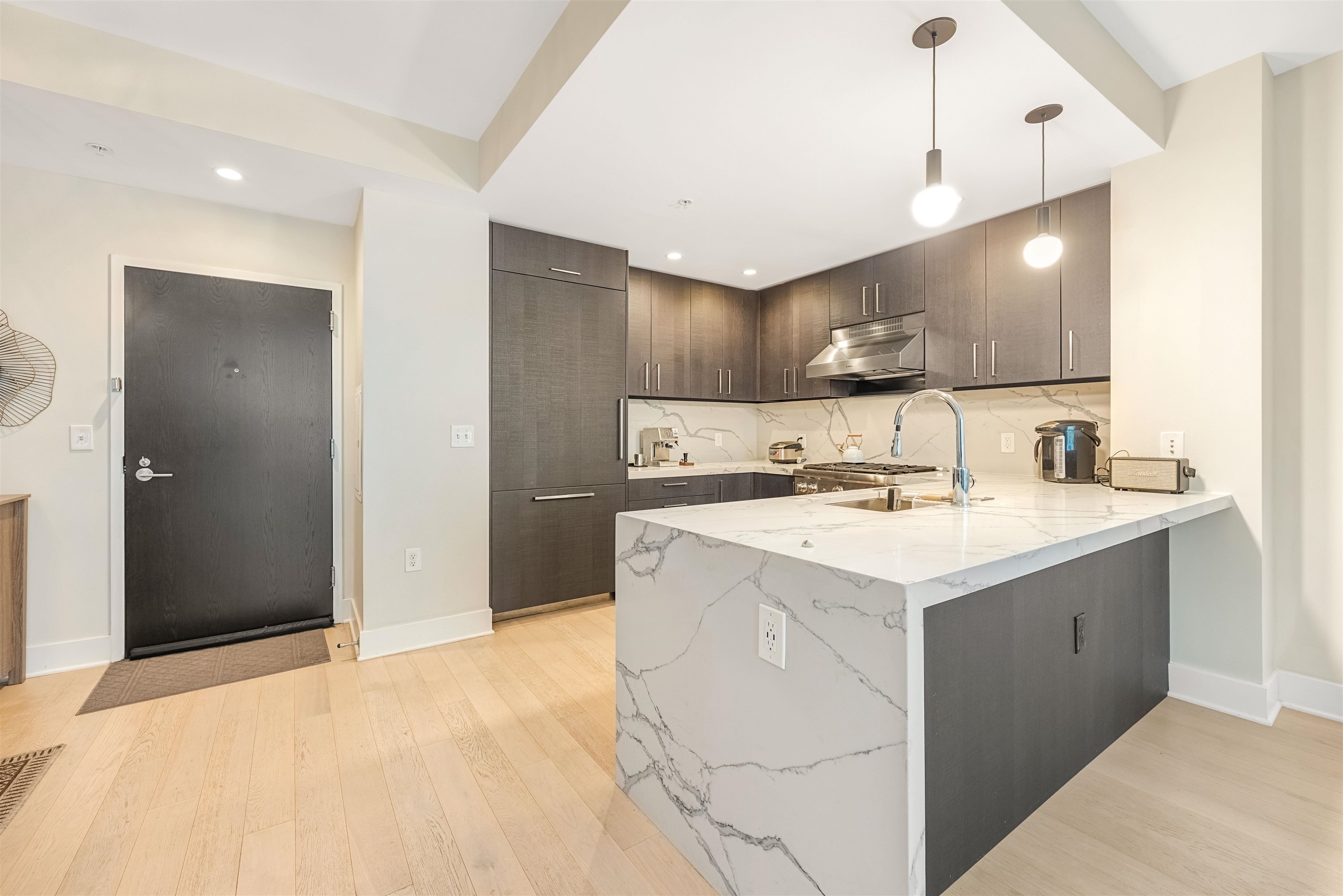 1400 HUDSON ST Unit: 209