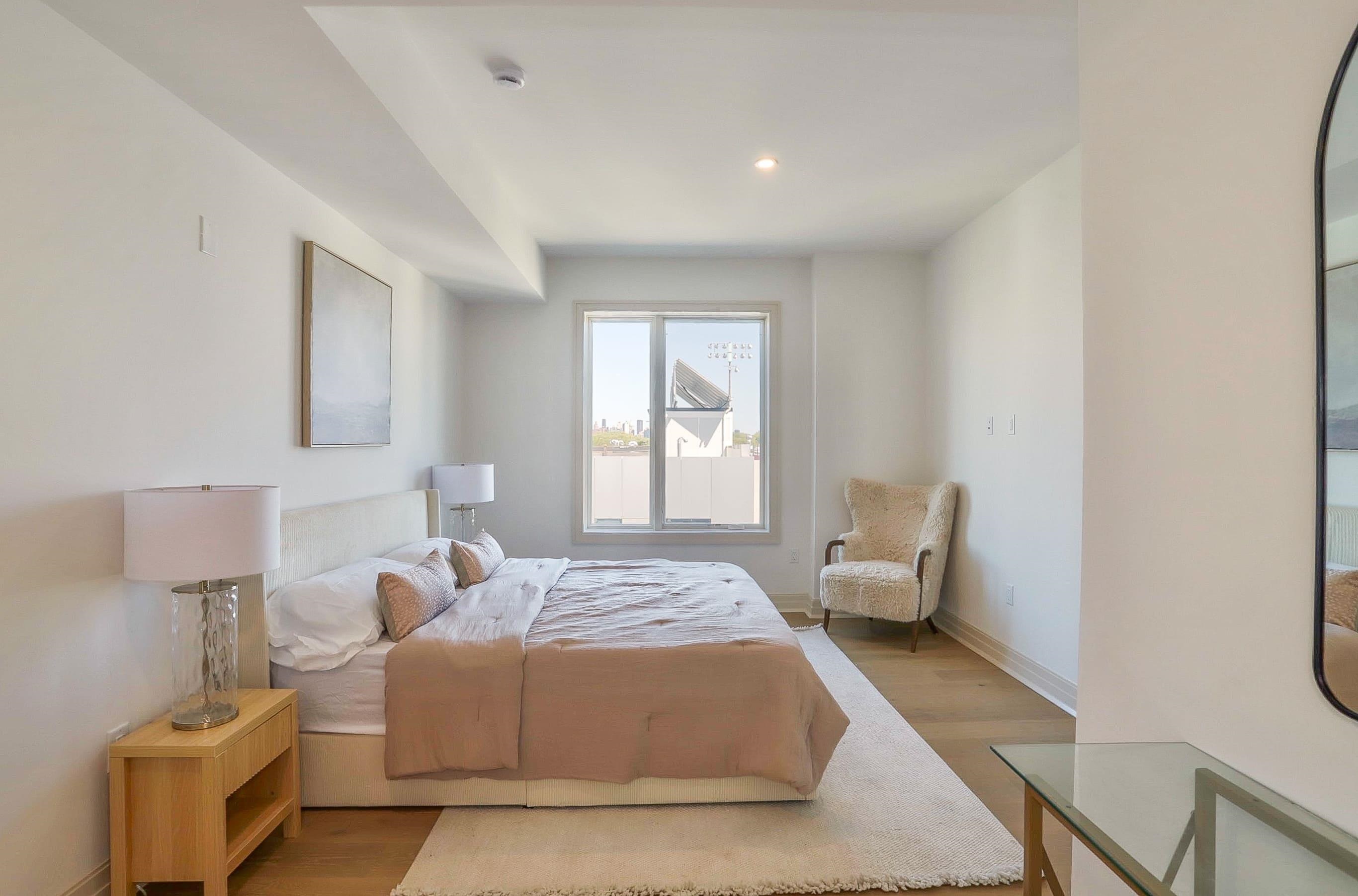921 MADISON ST Unit: 605