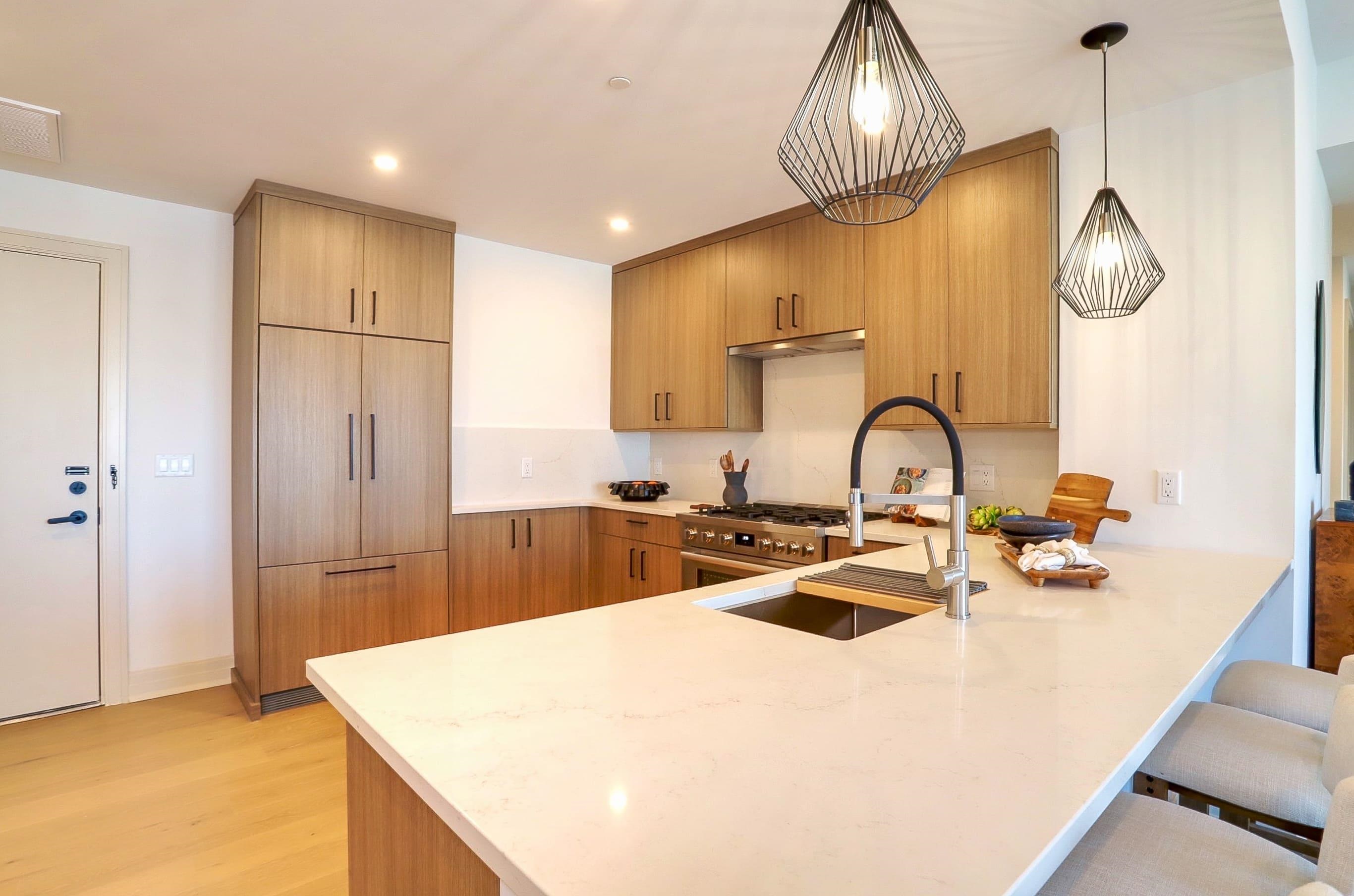 921 MADISON ST Unit: 605
