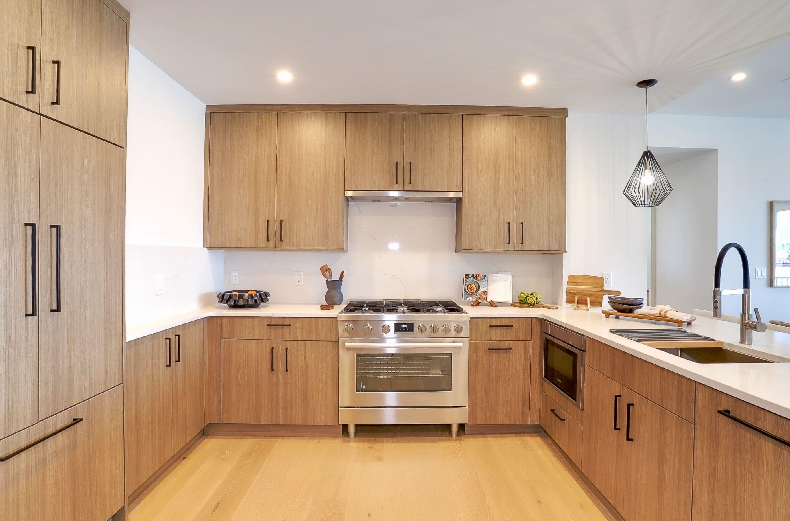921 MADISON ST Unit: 605