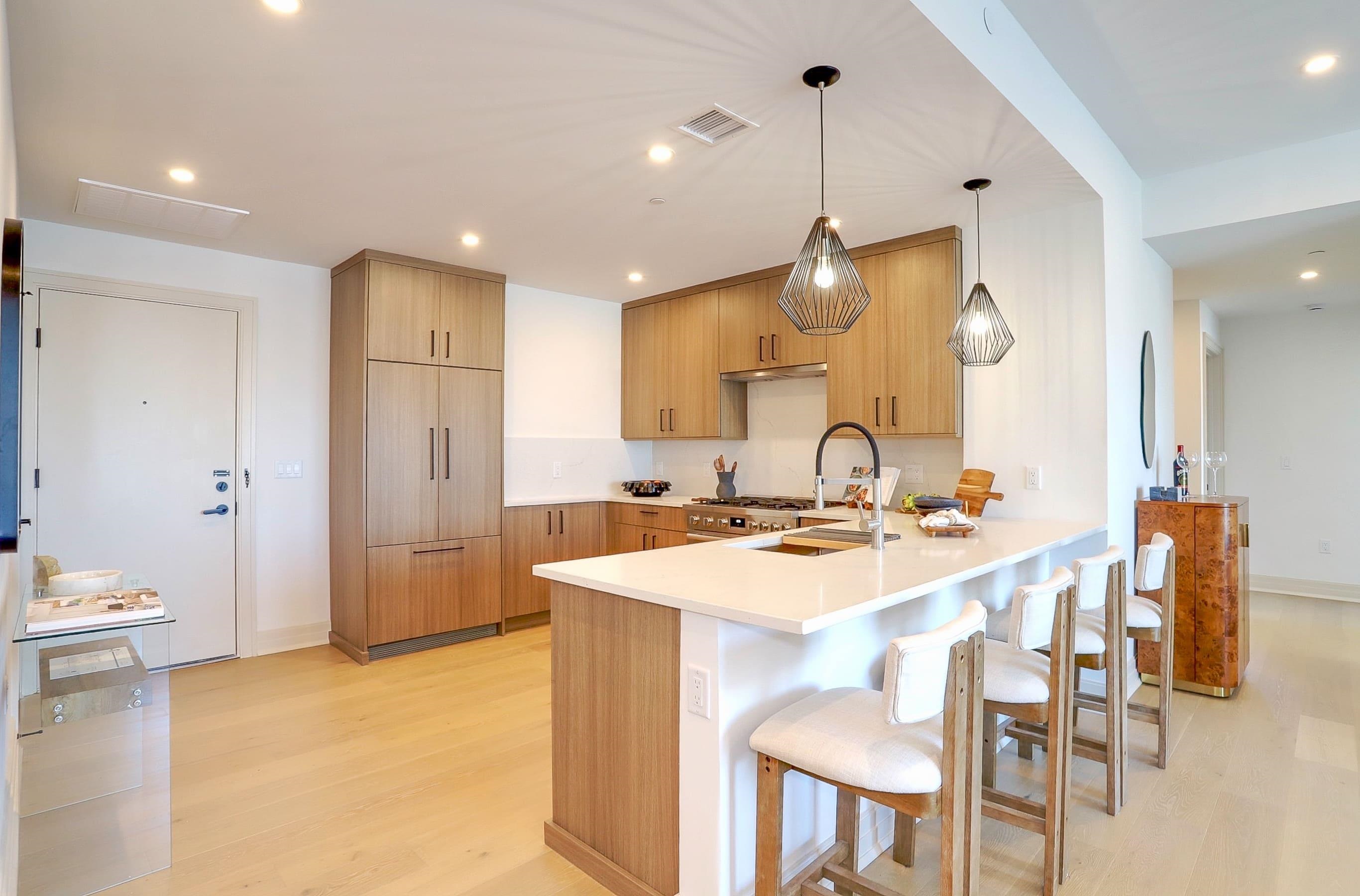 921 MADISON ST Unit: 605