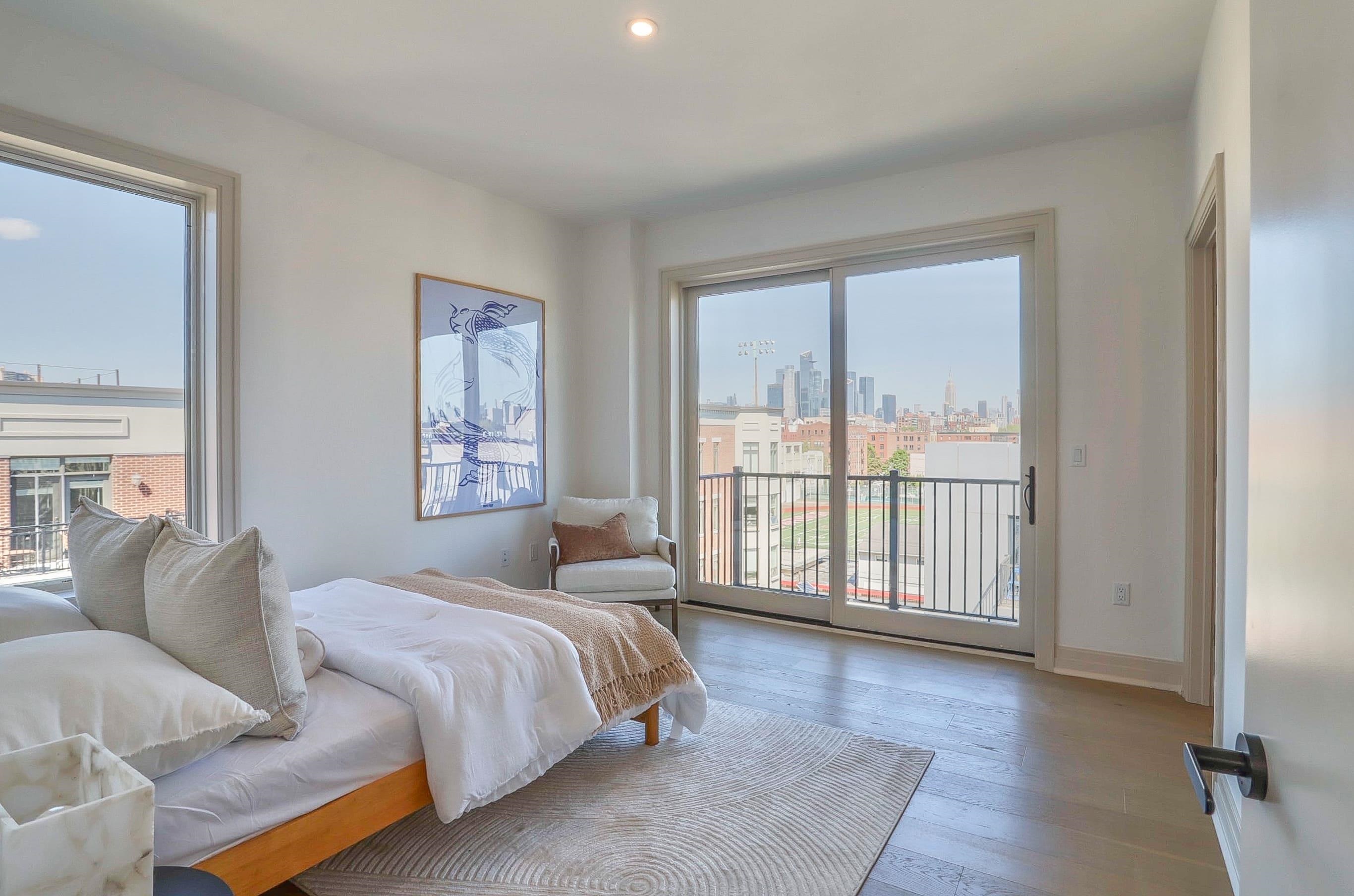 921 MADISON ST Unit: 605