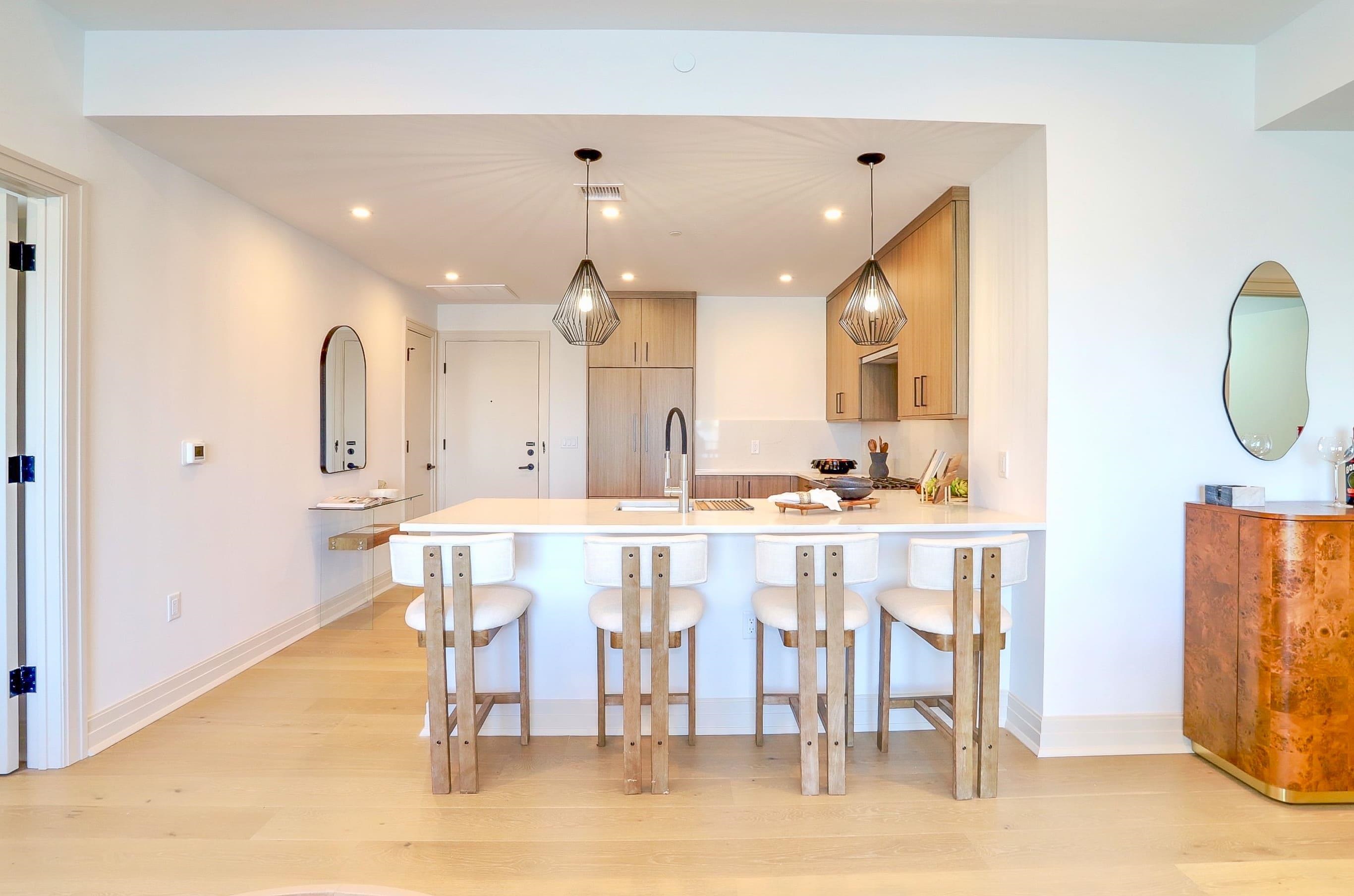 921 MADISON ST Unit: 605