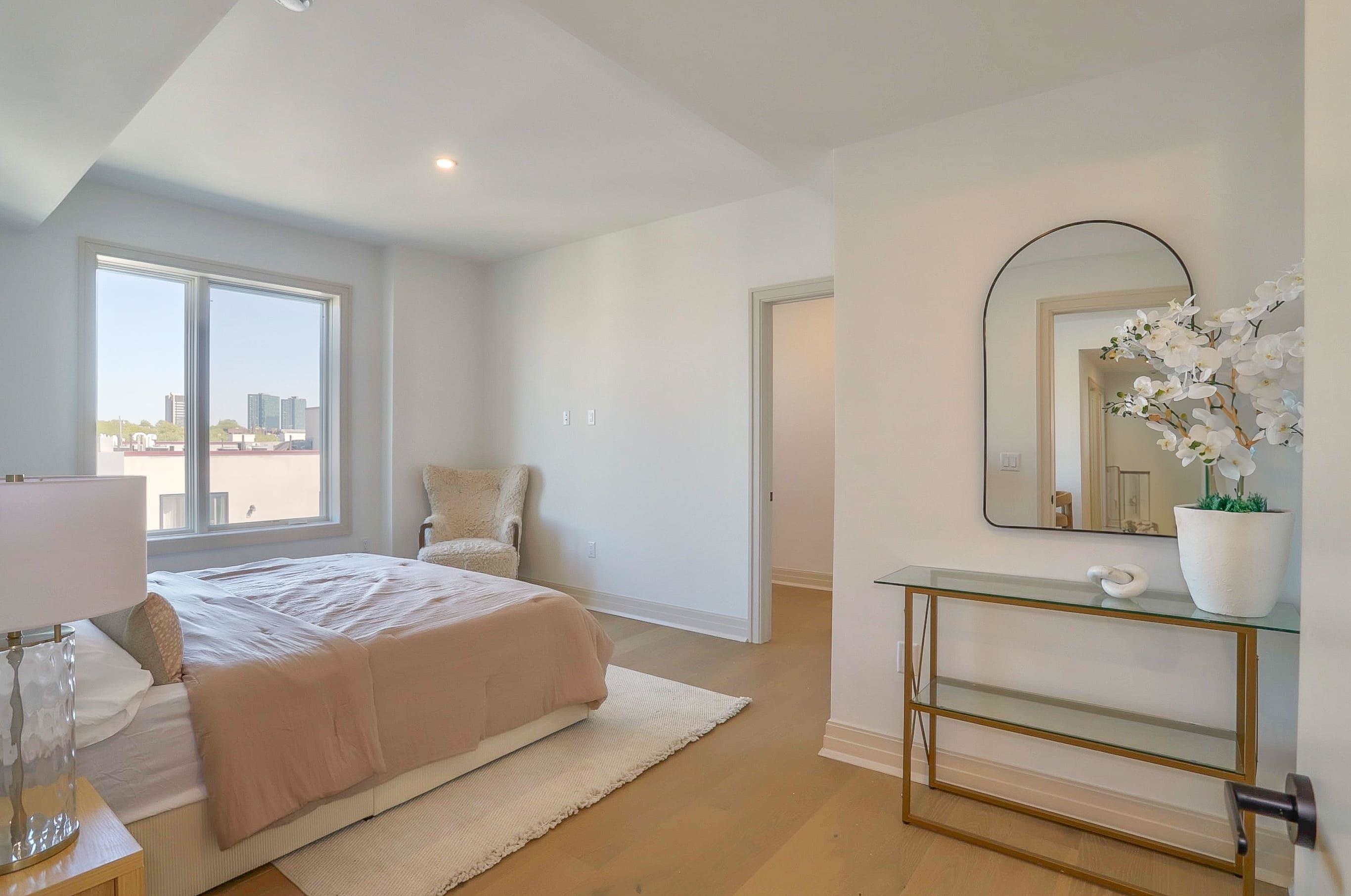 921 MADISON ST Unit: 605