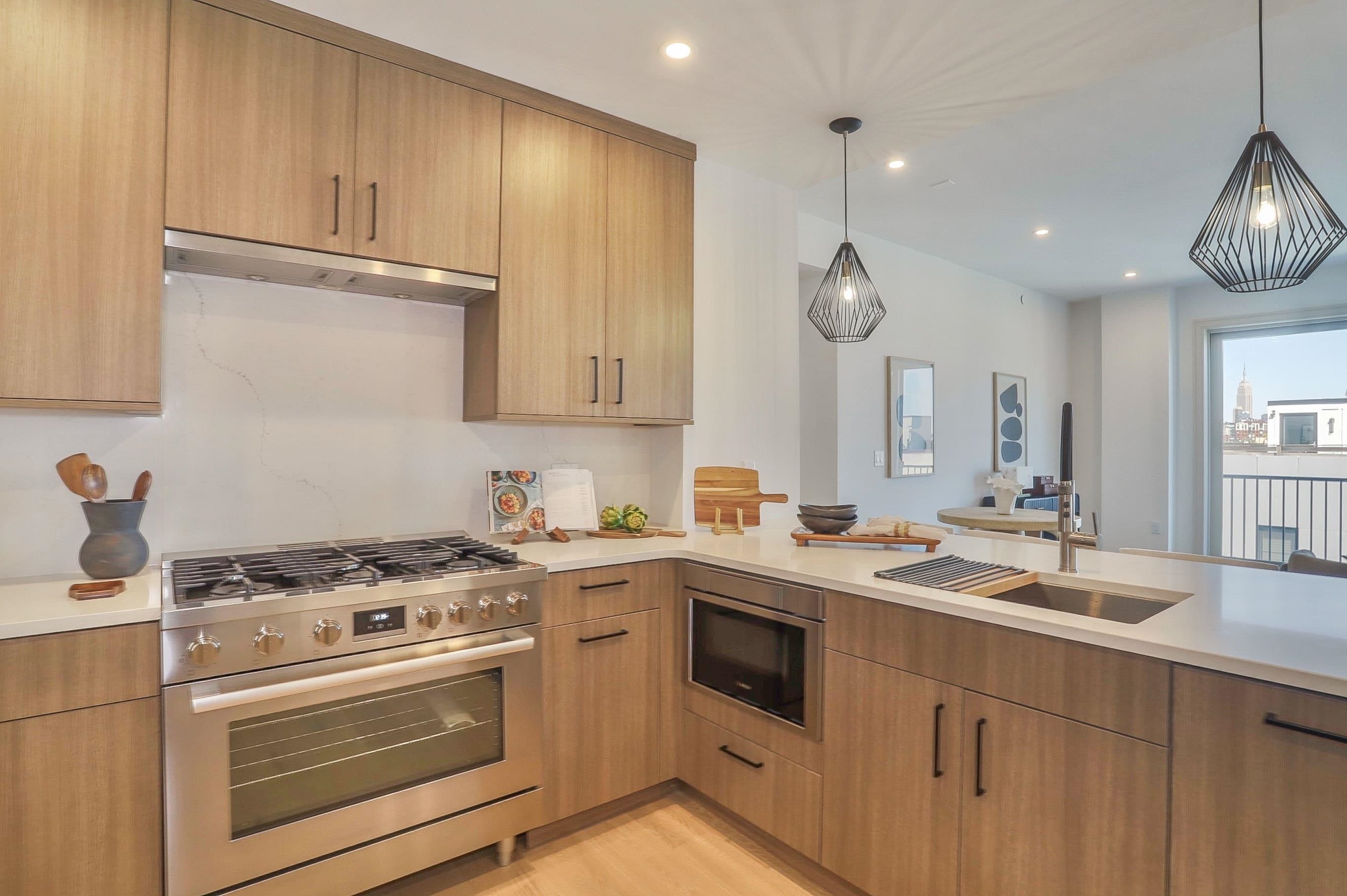 921 MADISON ST Unit: 605