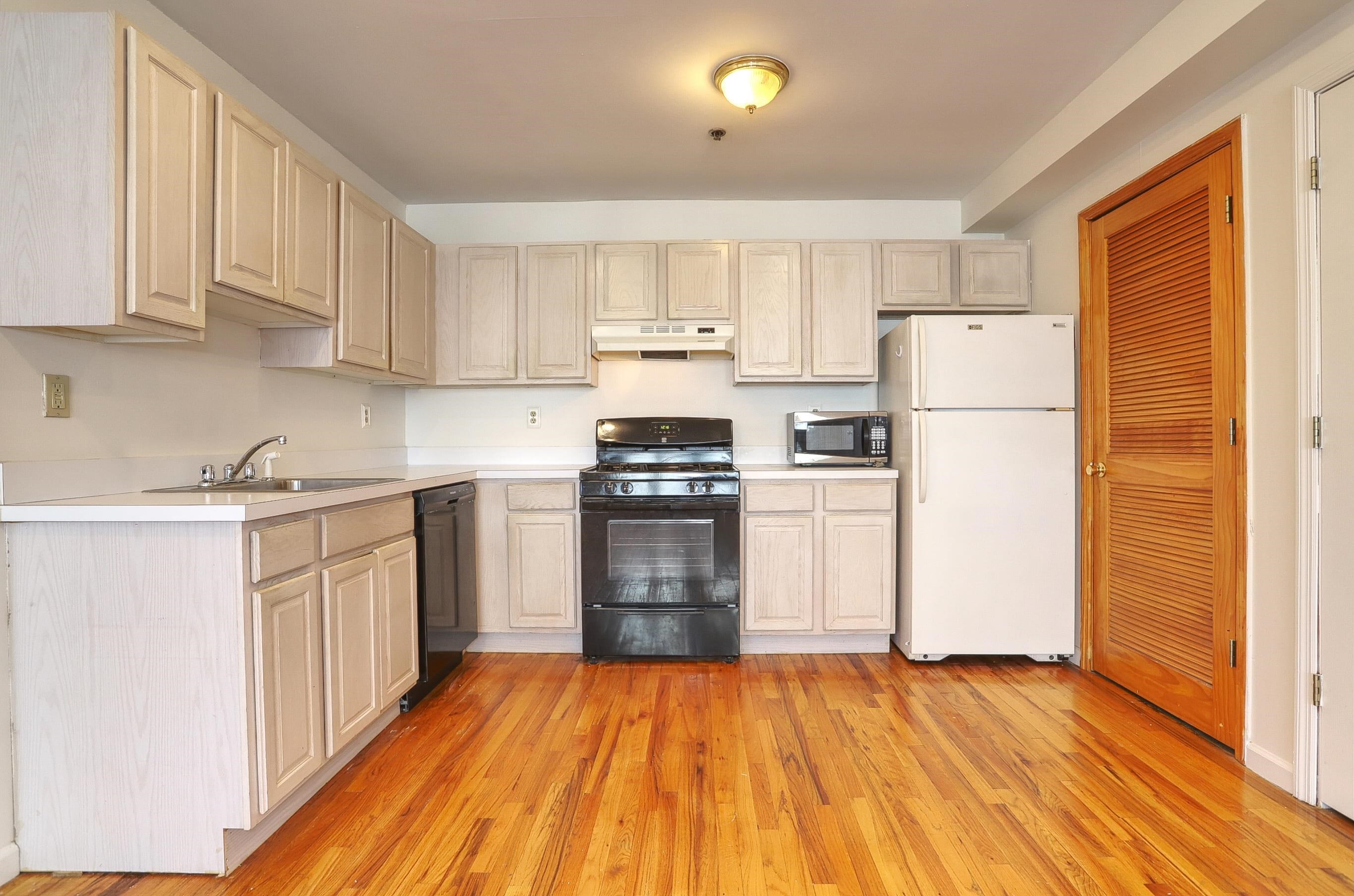 632 ADAMS ST Unit: 3