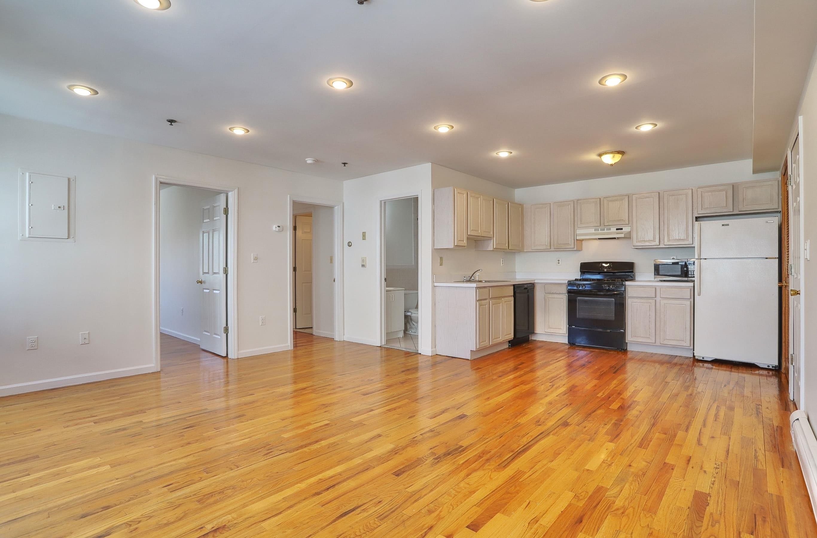 632 ADAMS ST Unit: 3
