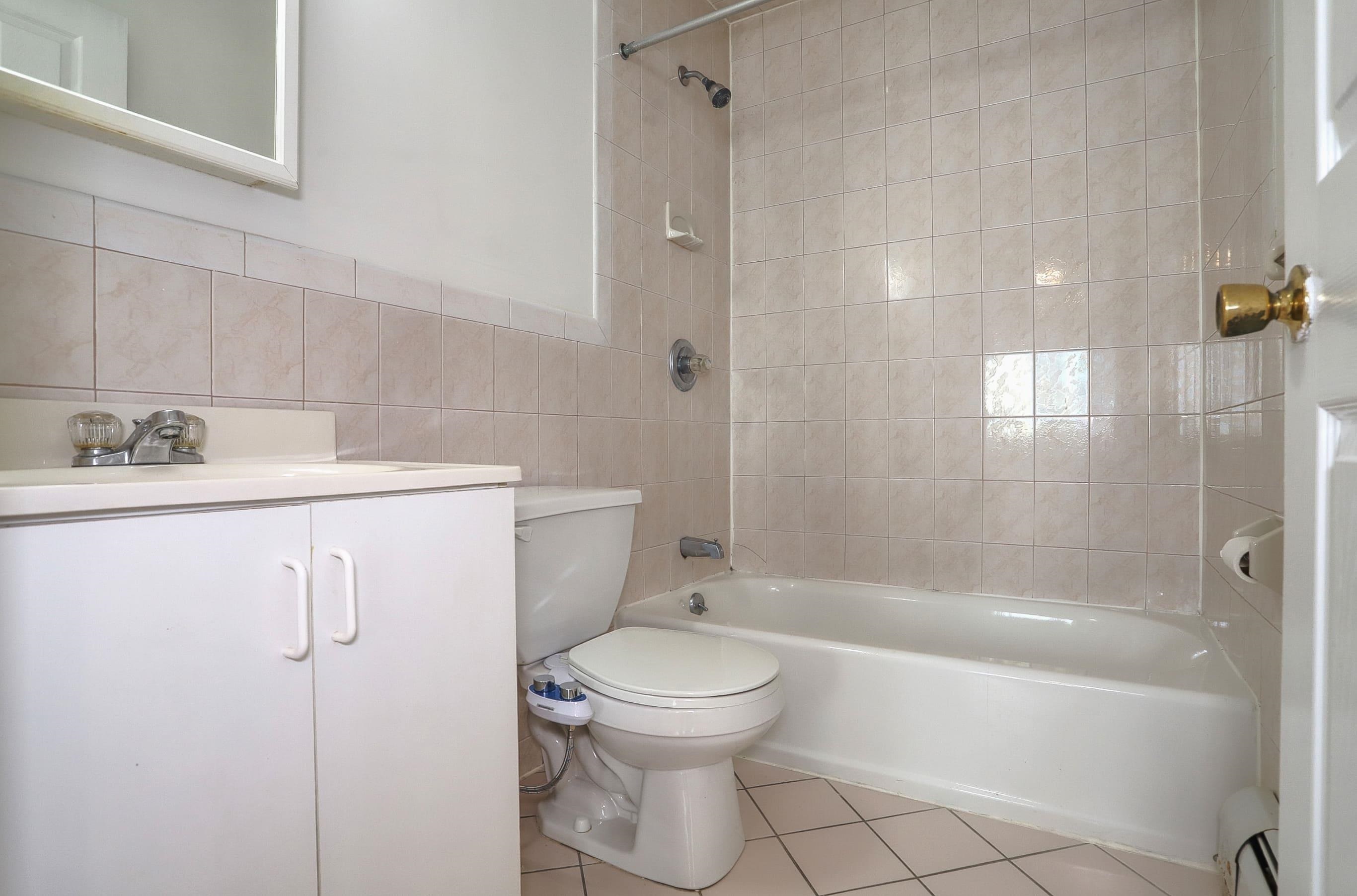632 ADAMS ST Unit: 3