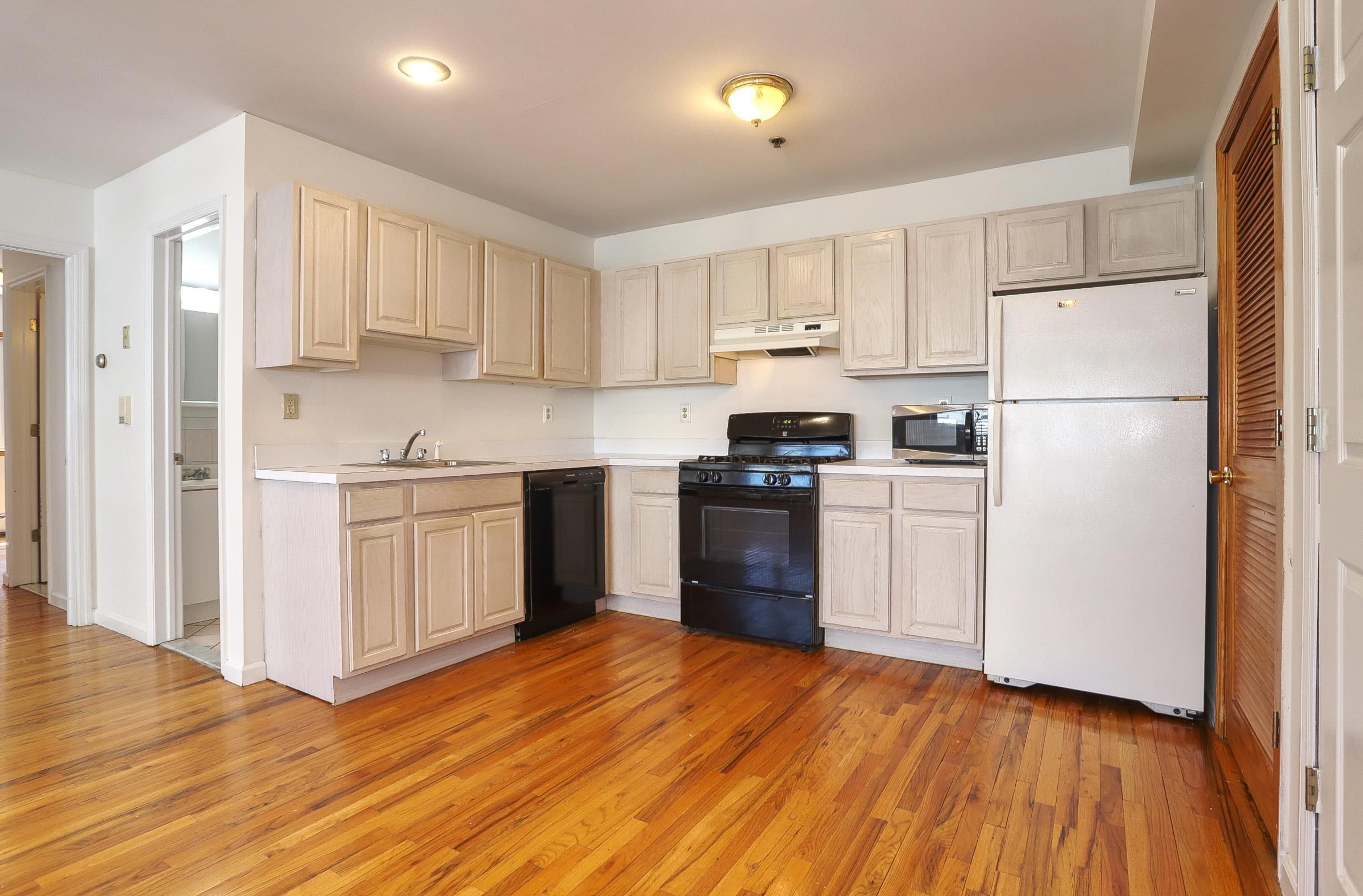 632 ADAMS ST Unit: 3