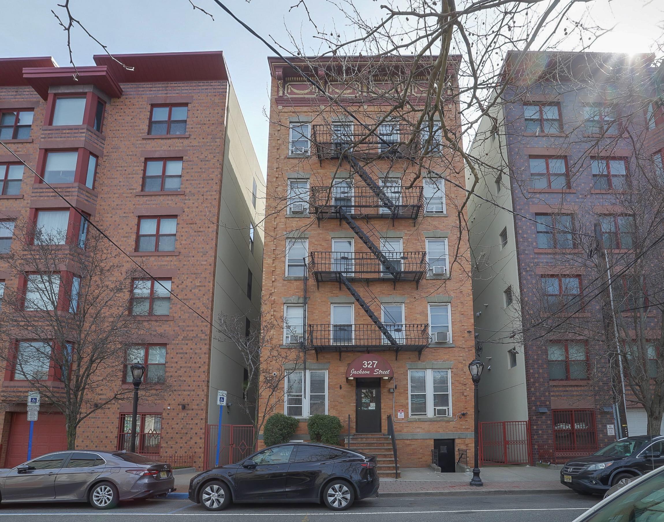 327 JACKSON ST Unit: 17