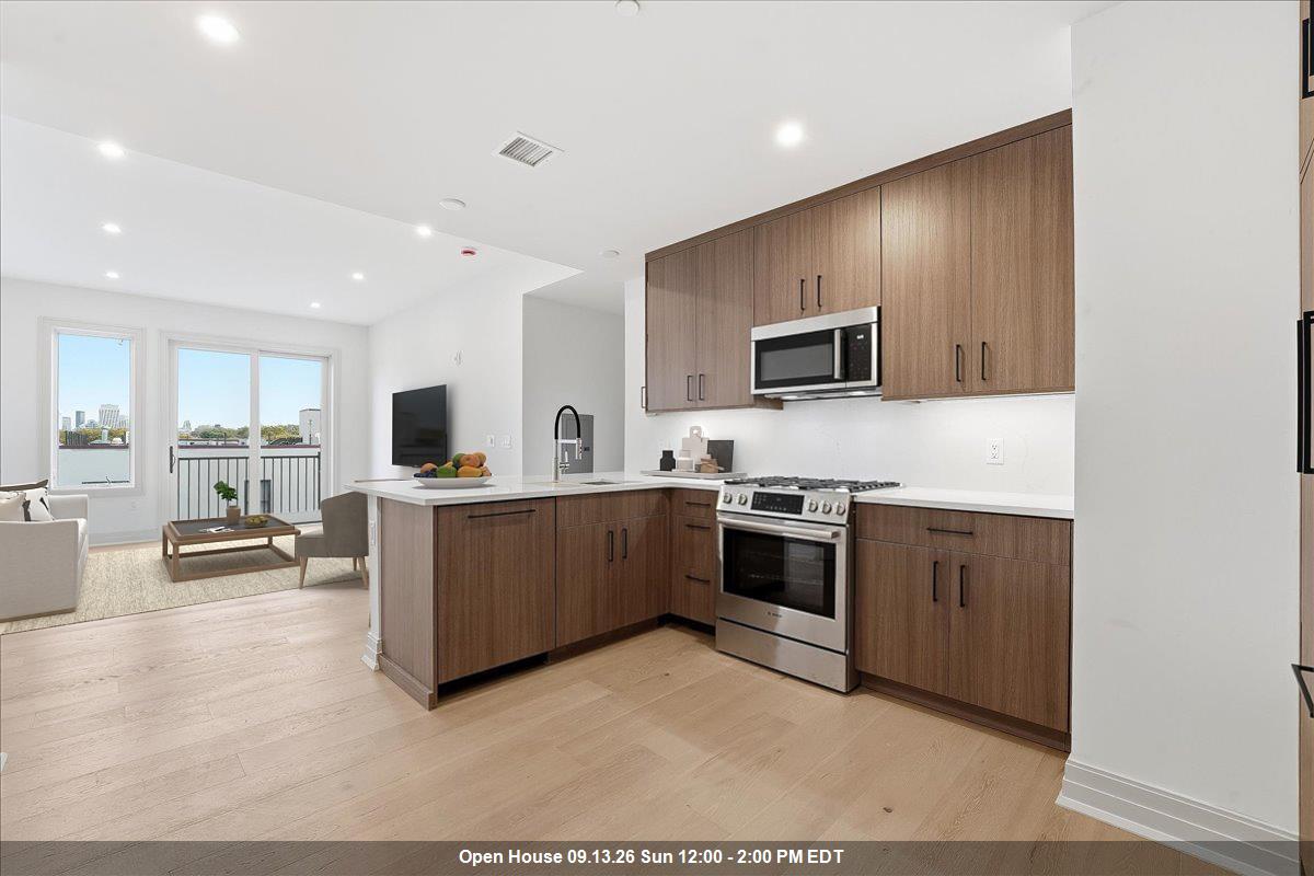 921 MADISON ST Unit: 304