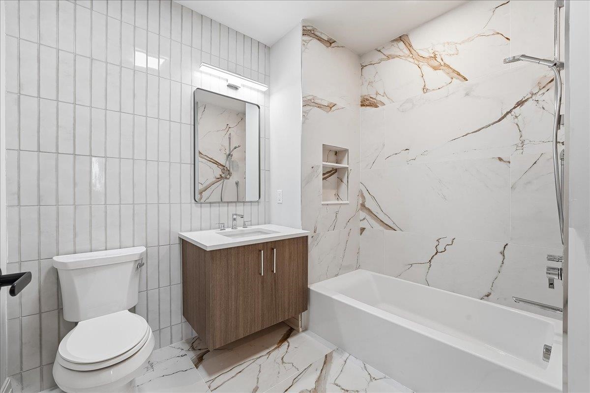 921 MADISON ST Unit: 304