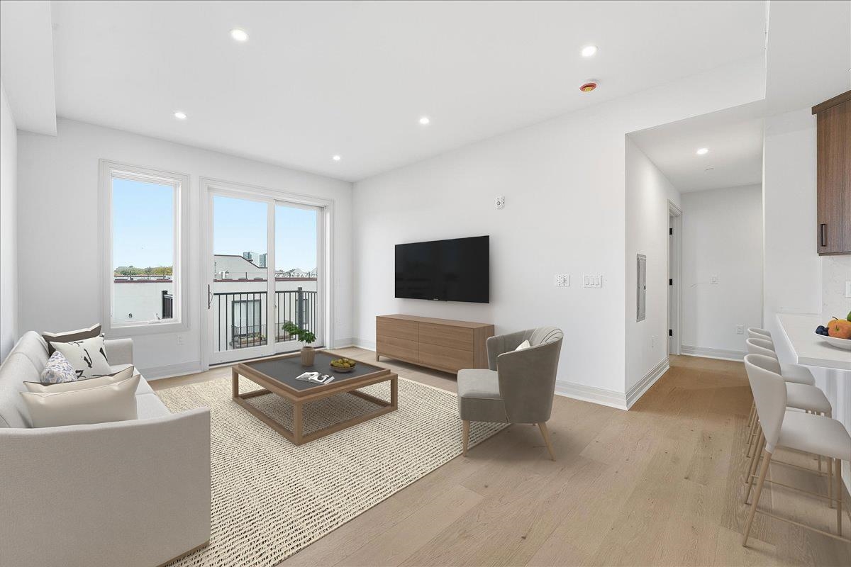 921 MADISON ST Unit: 304