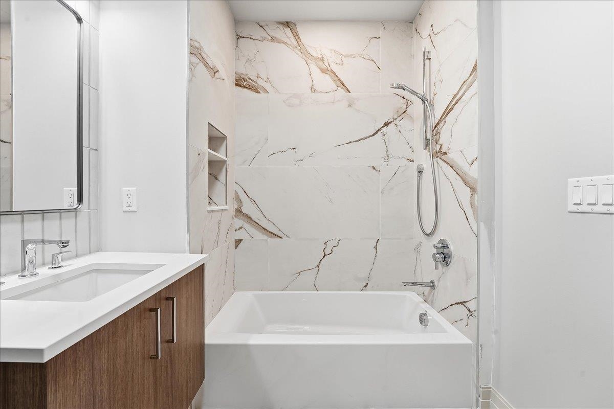 921 MADISON ST Unit: 304