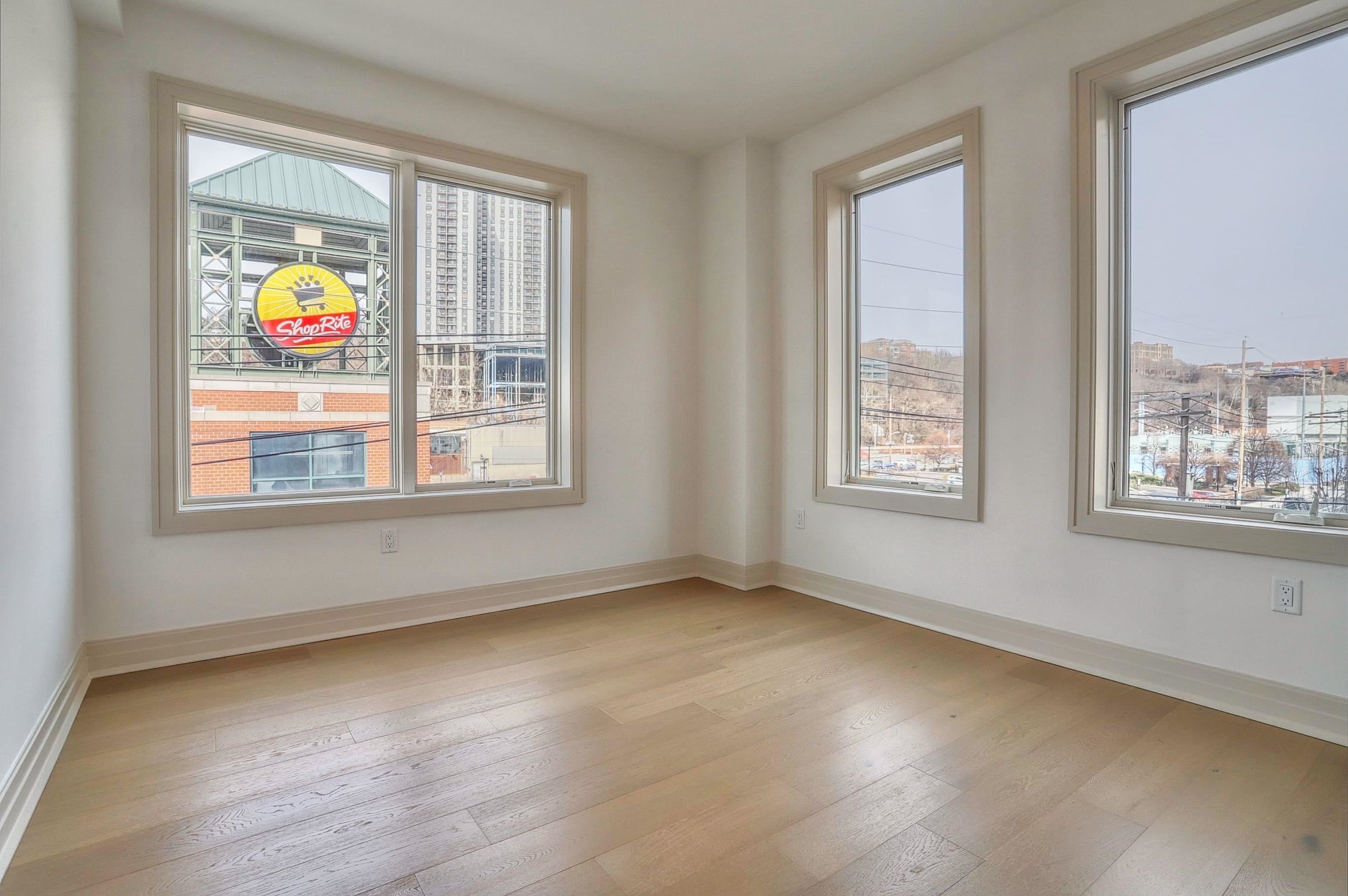 921 MADISON ST Unit: 306