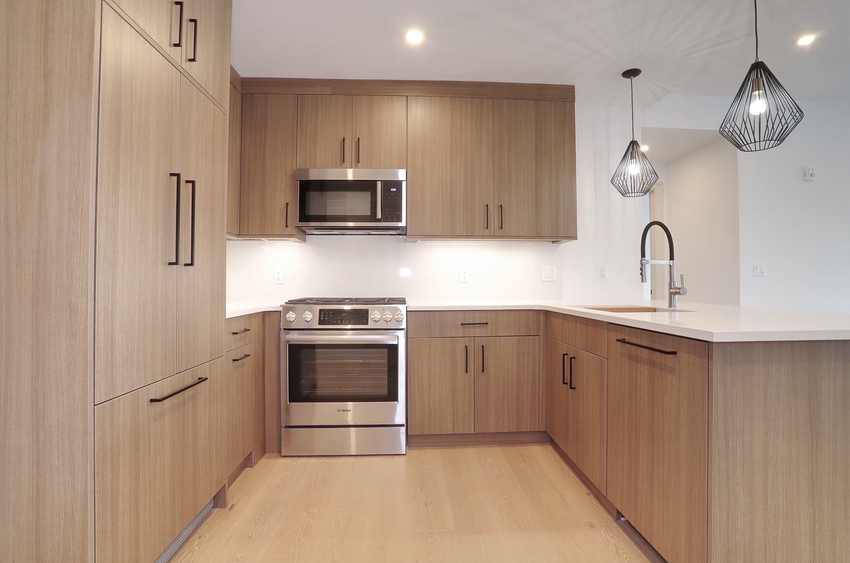 921 MADISON ST Unit: 306