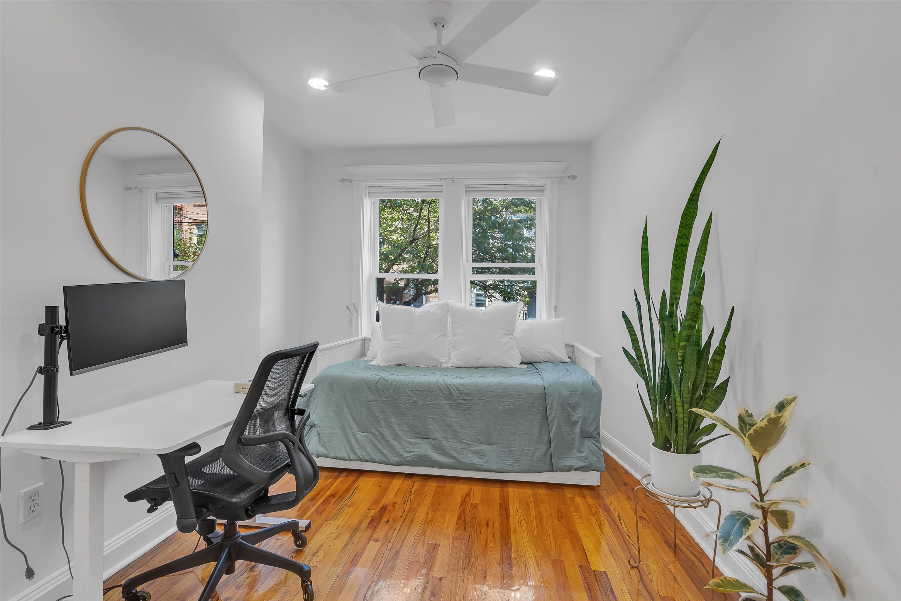 349 7TH ST Unit: 1R