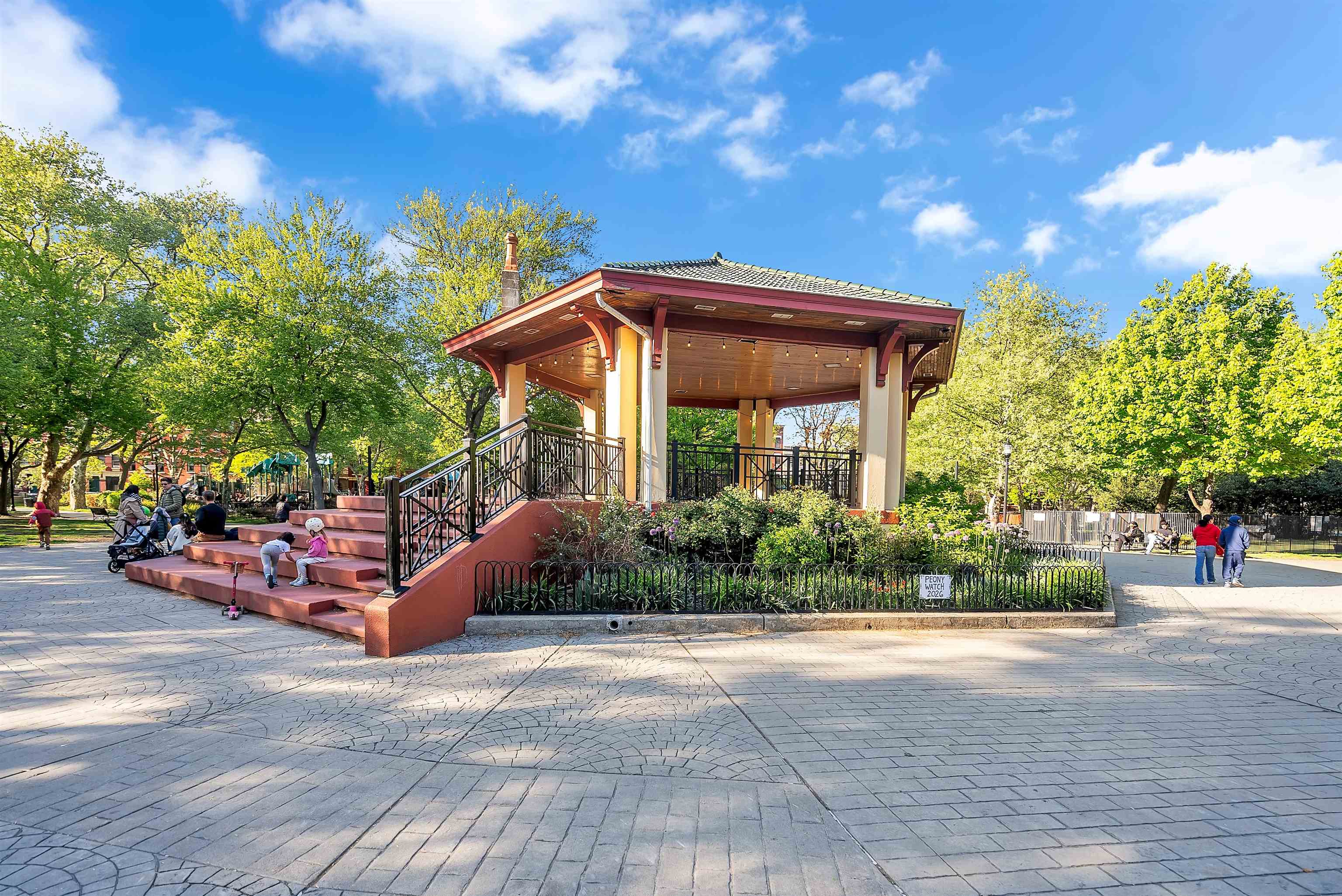 349 7TH ST Unit: 1R
