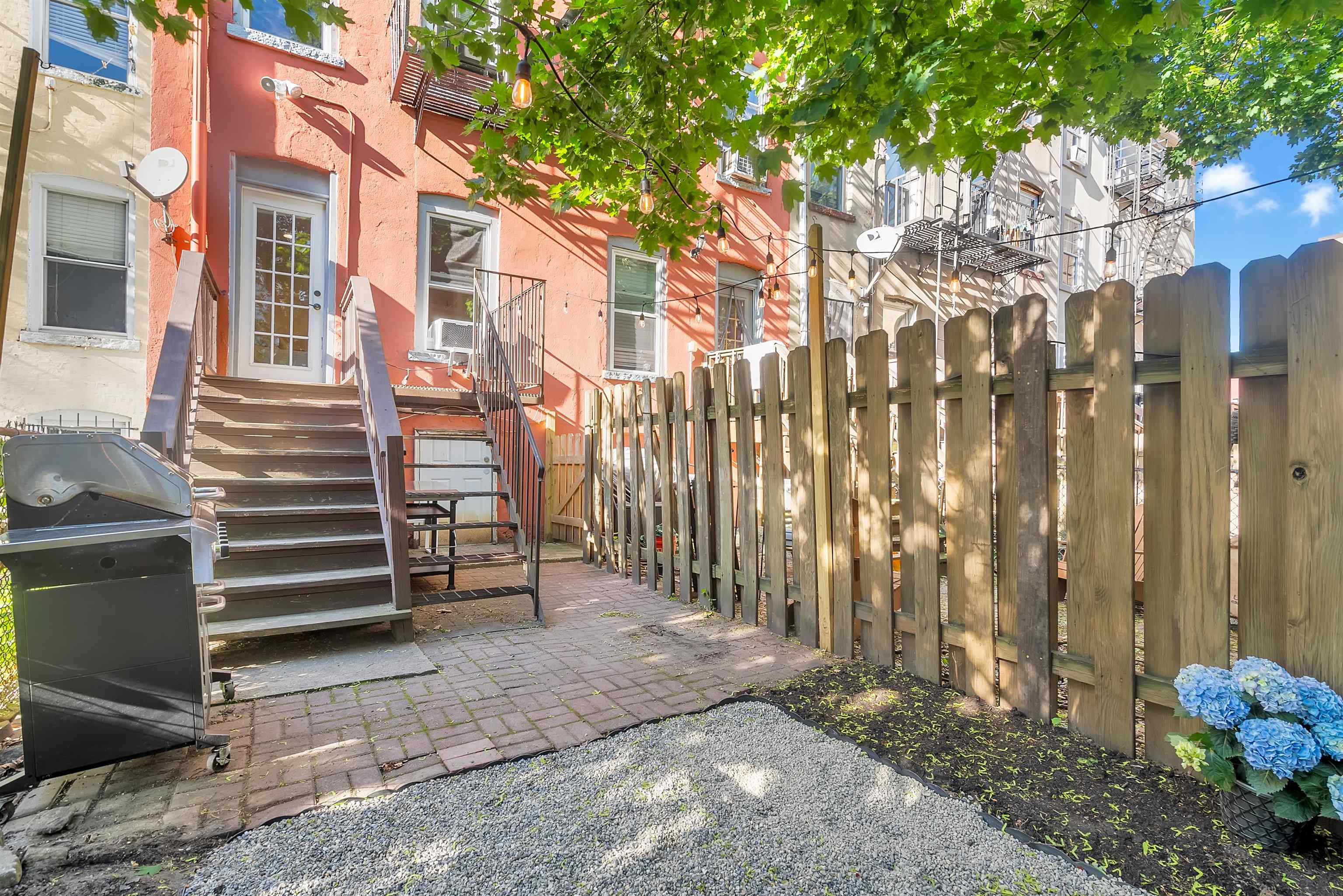 349 7TH ST Unit: 1R