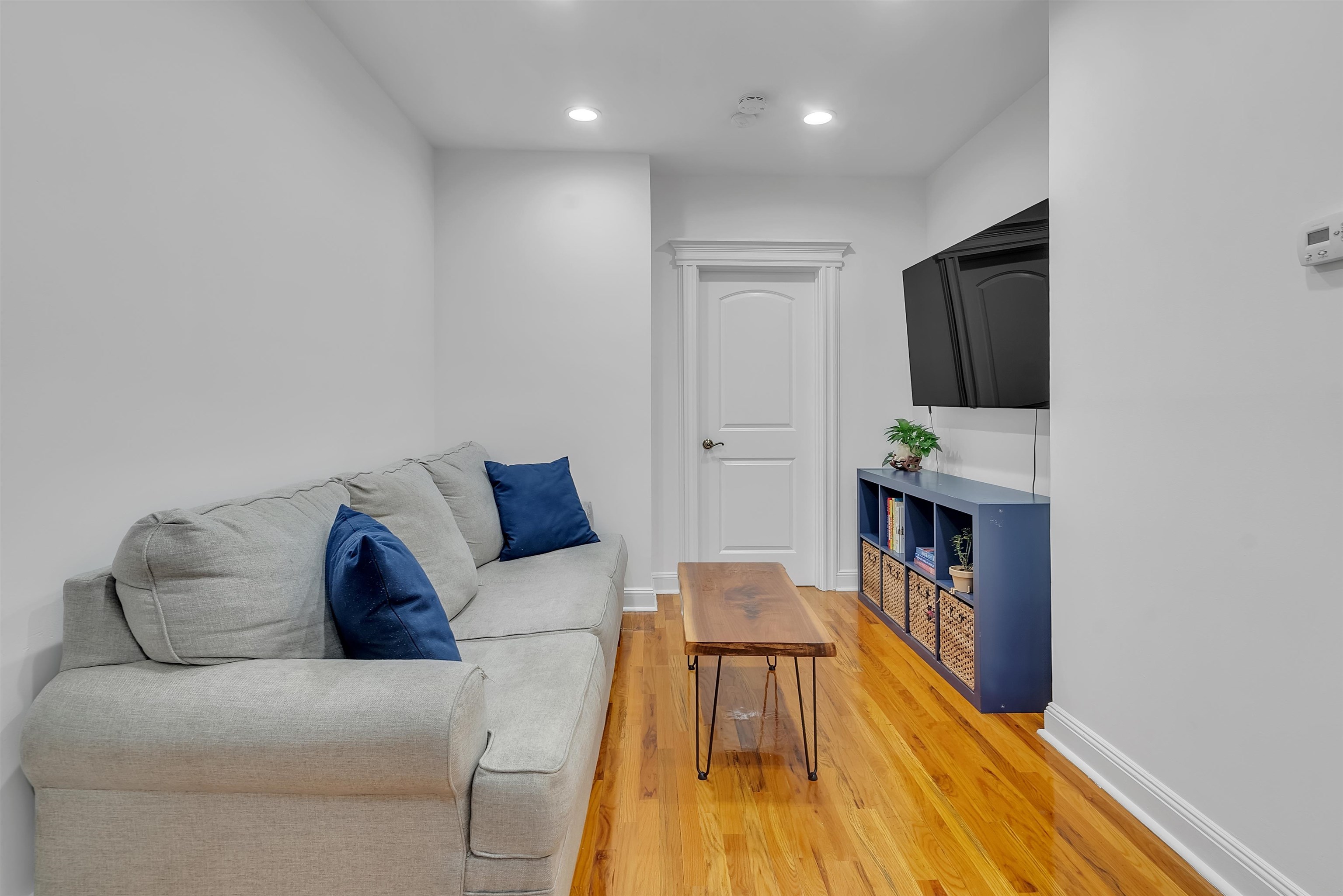 349 7TH ST Unit: 1R