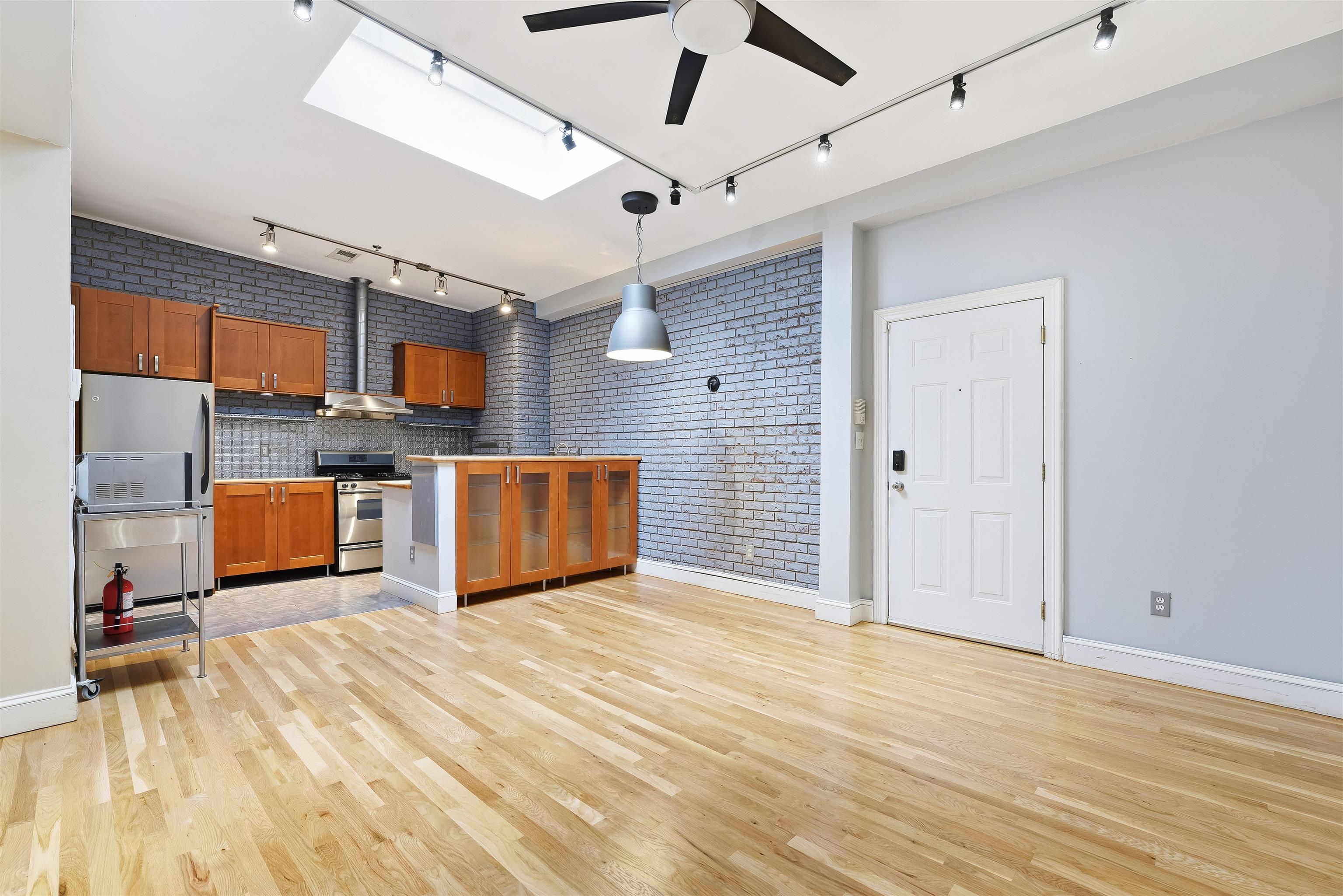519 MONROE ST Unit: 1B