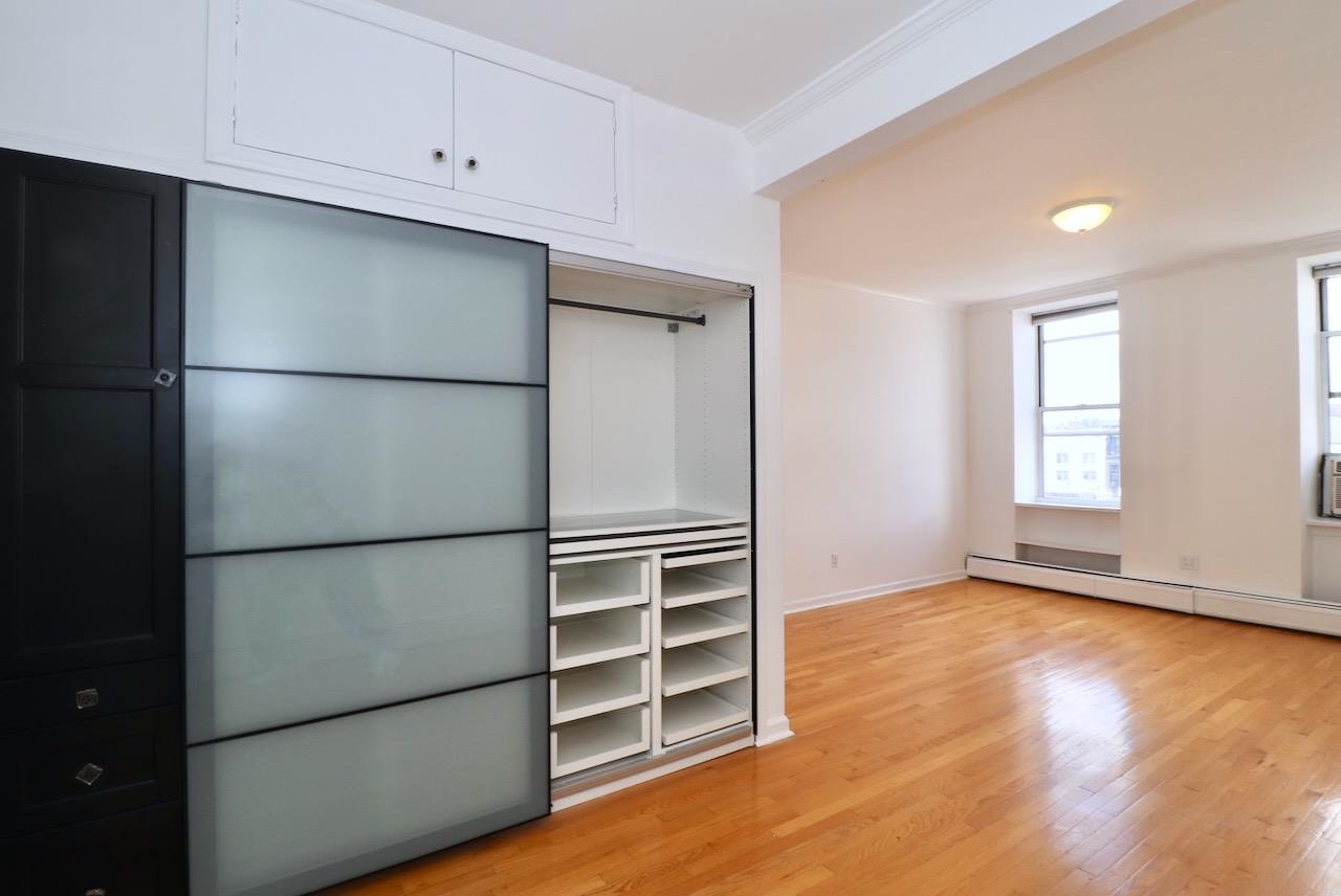 621 WILLOW AVE Unit: 5L