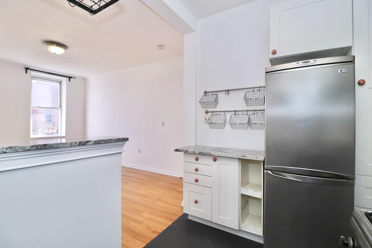 621 WILLOW AVE Unit: 5L