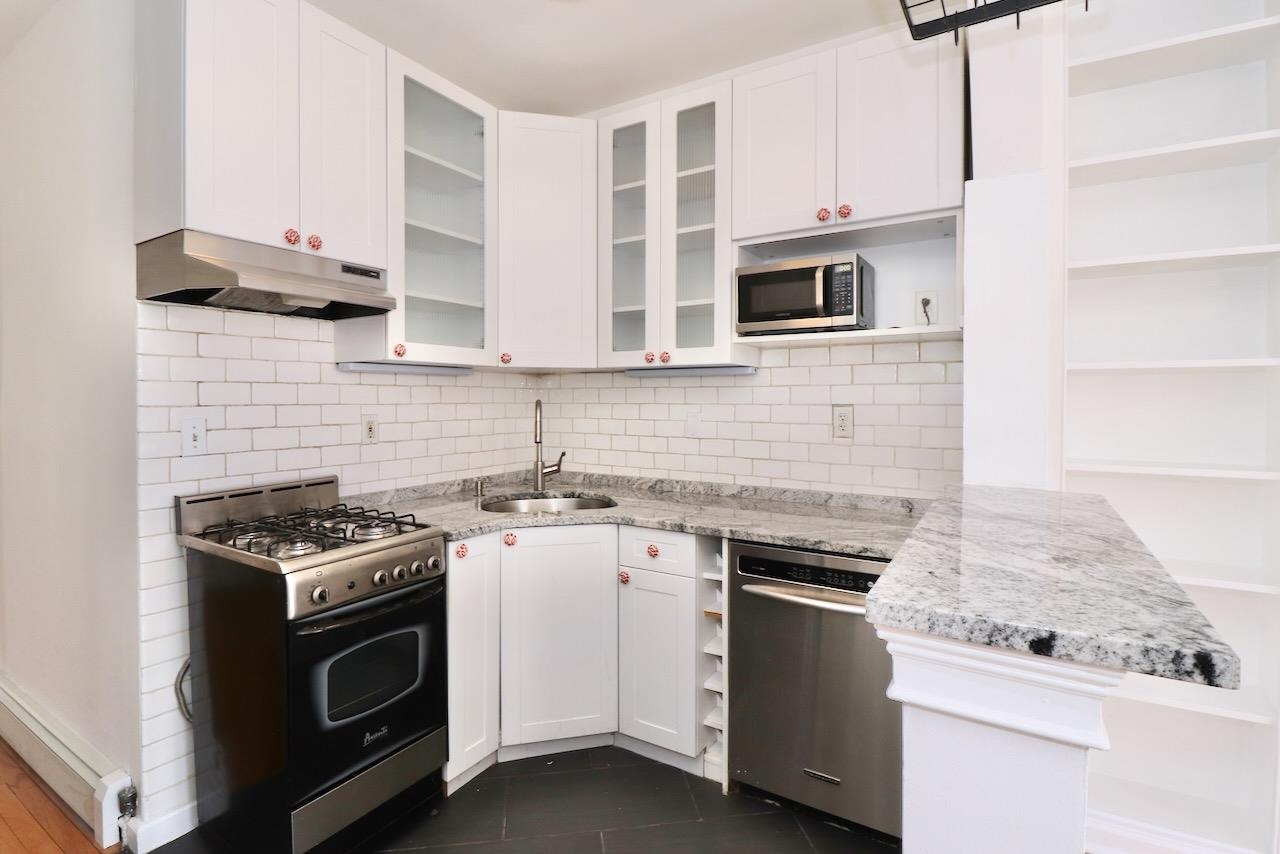 621 WILLOW AVE Unit: 5L