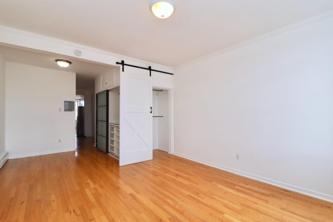 621 WILLOW AVE Unit: 5L