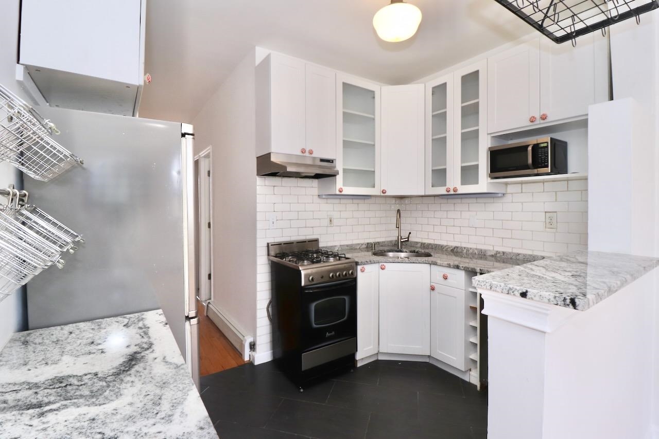 621 WILLOW AVE Unit: 5L
