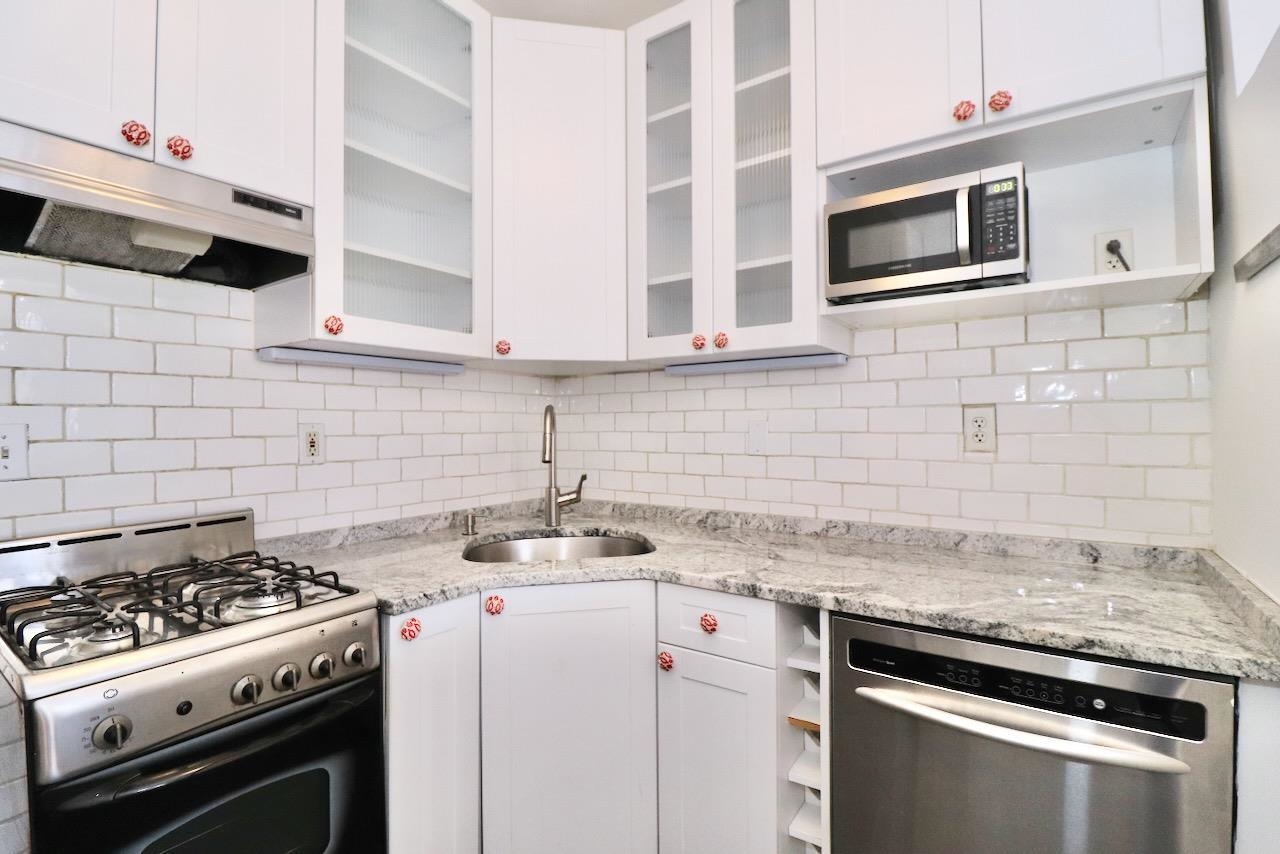 621 WILLOW AVE Unit: 5L