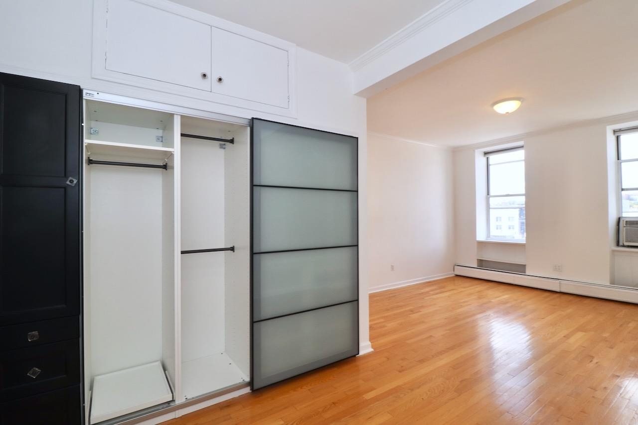 621 WILLOW AVE Unit: 5L