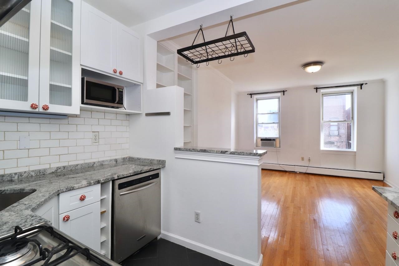 621 WILLOW AVE Unit: 5L