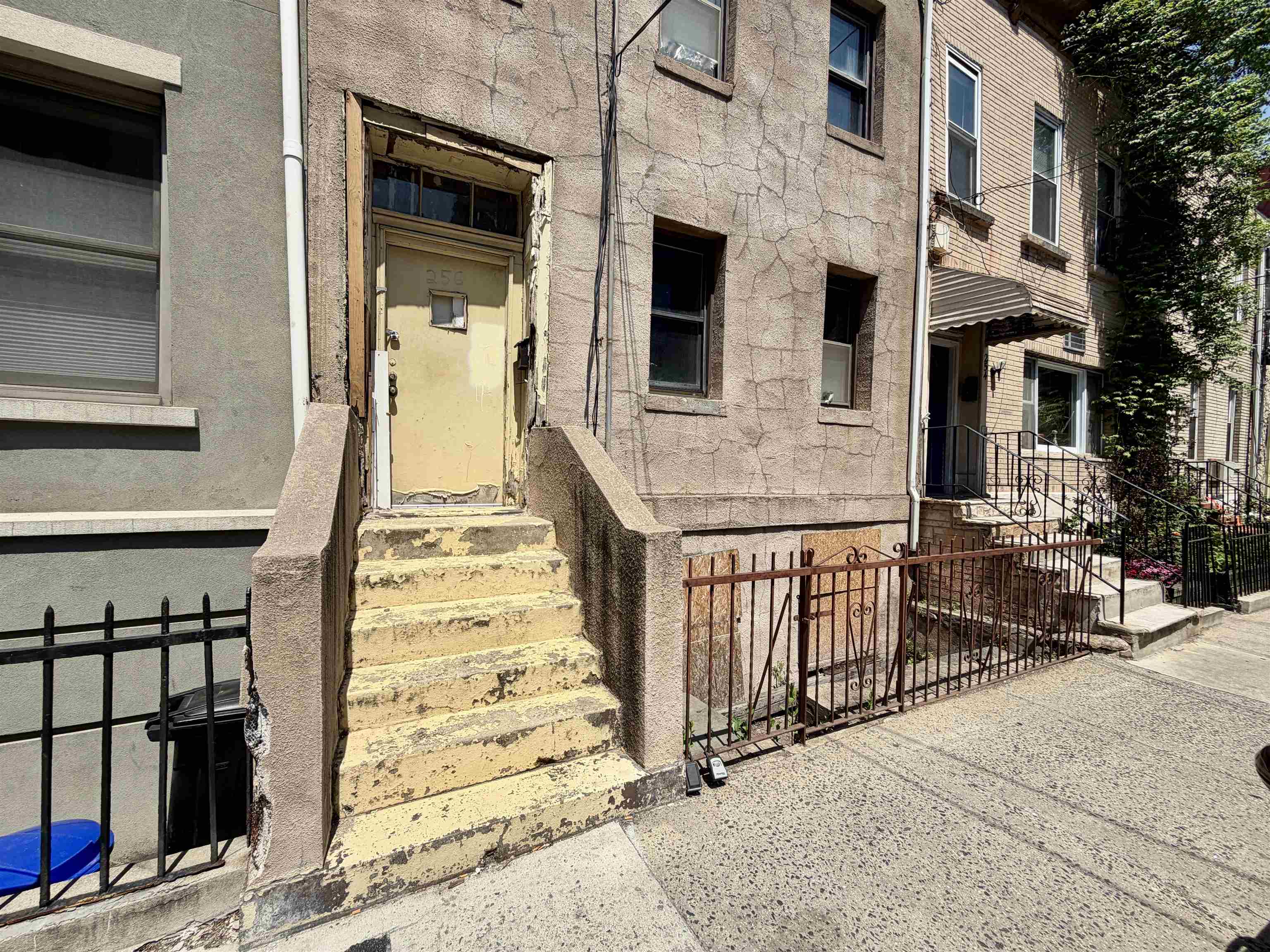 256 2ND ST