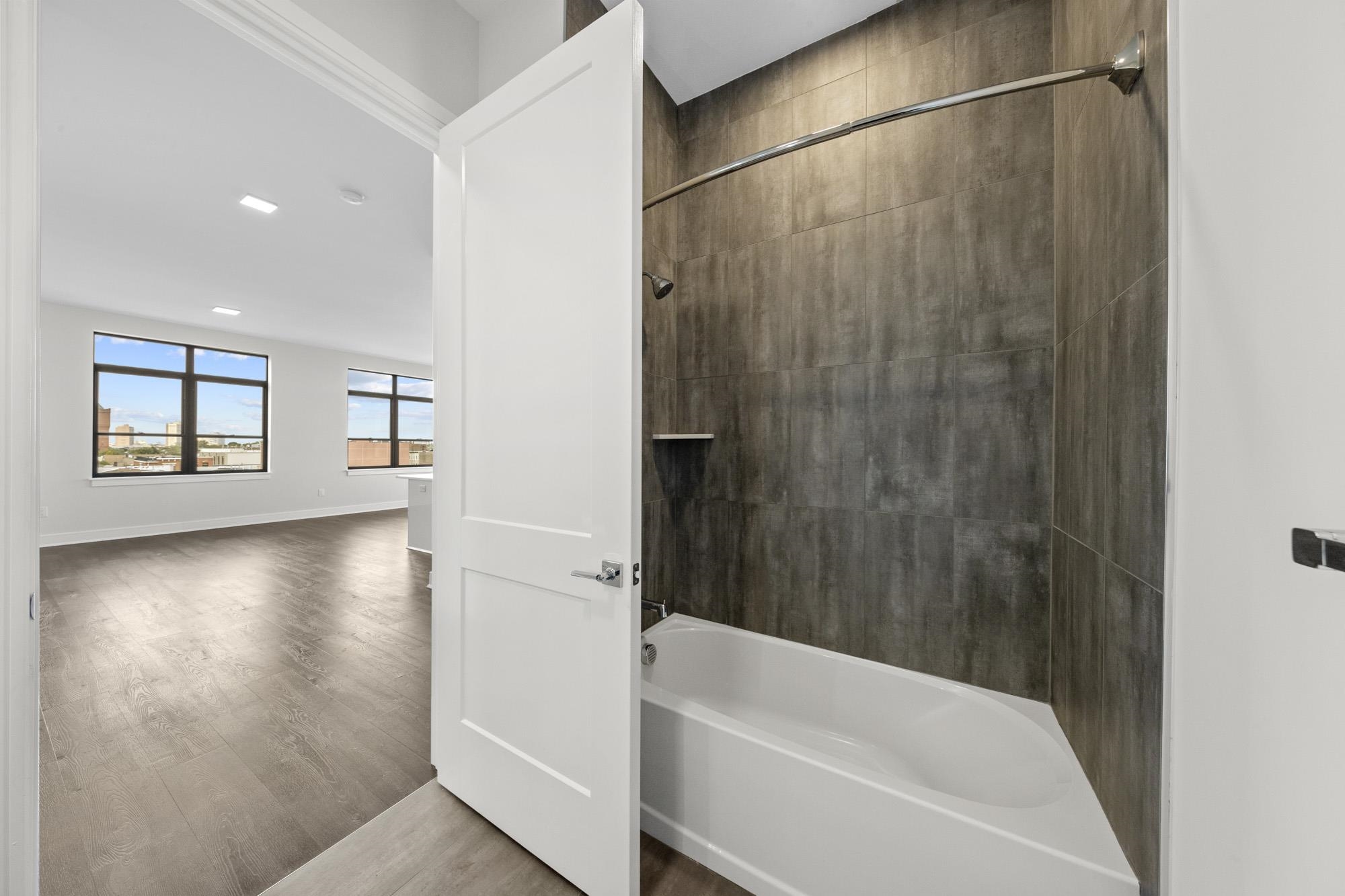 121 34TH ST Unit: 403
