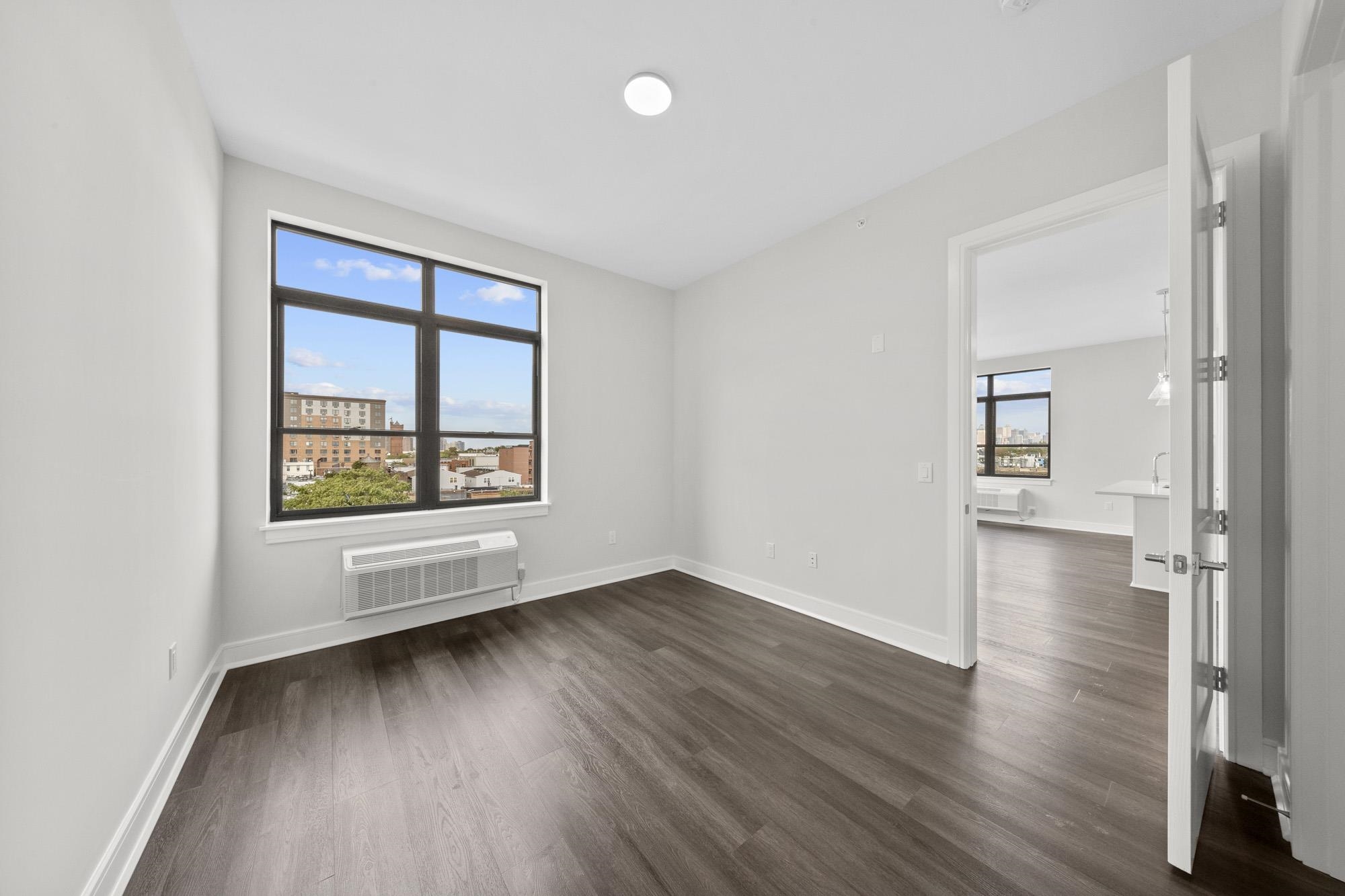 121 34TH ST Unit: 403