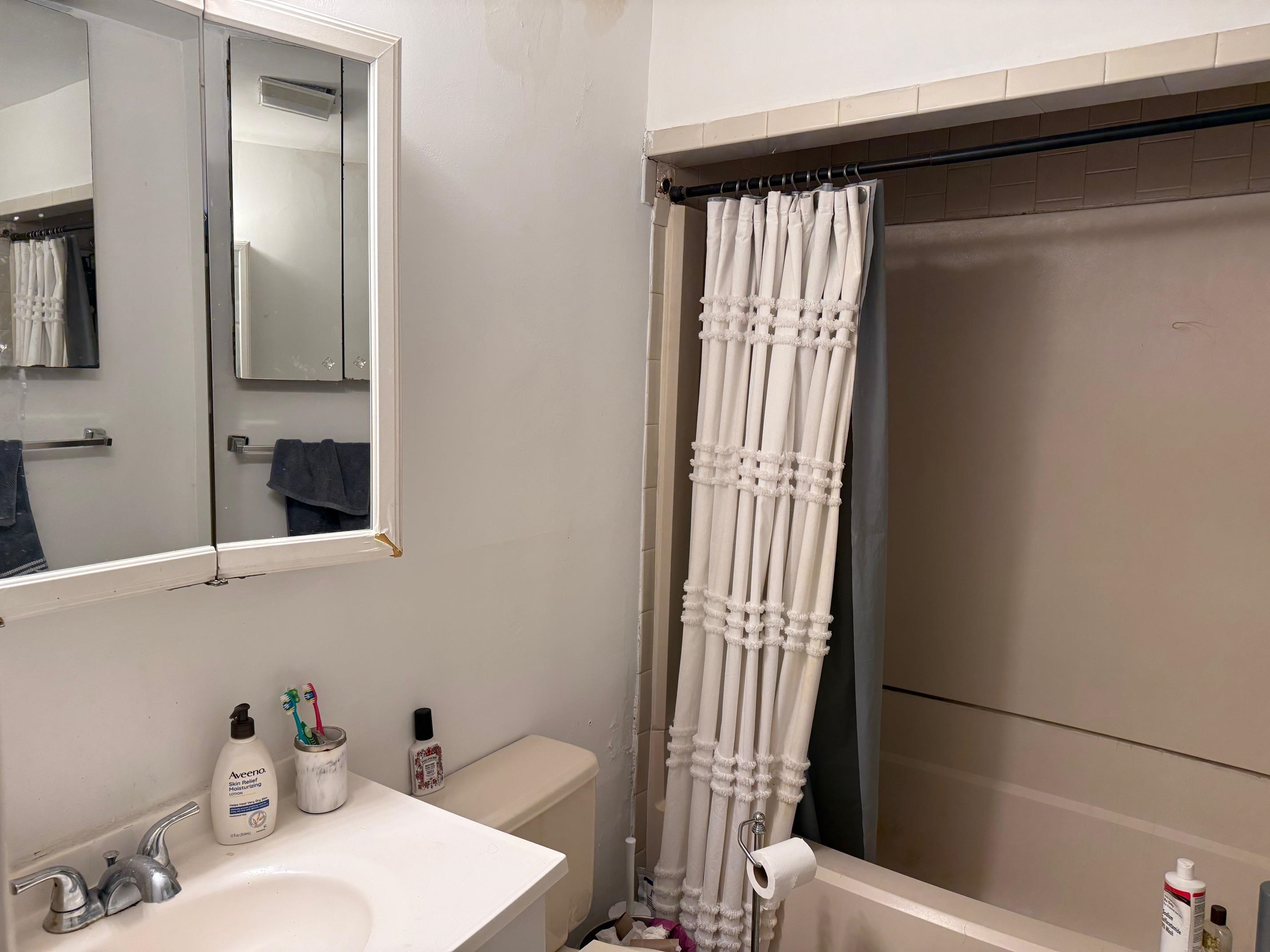 239 BLOOMFIELD ST Unit: 1