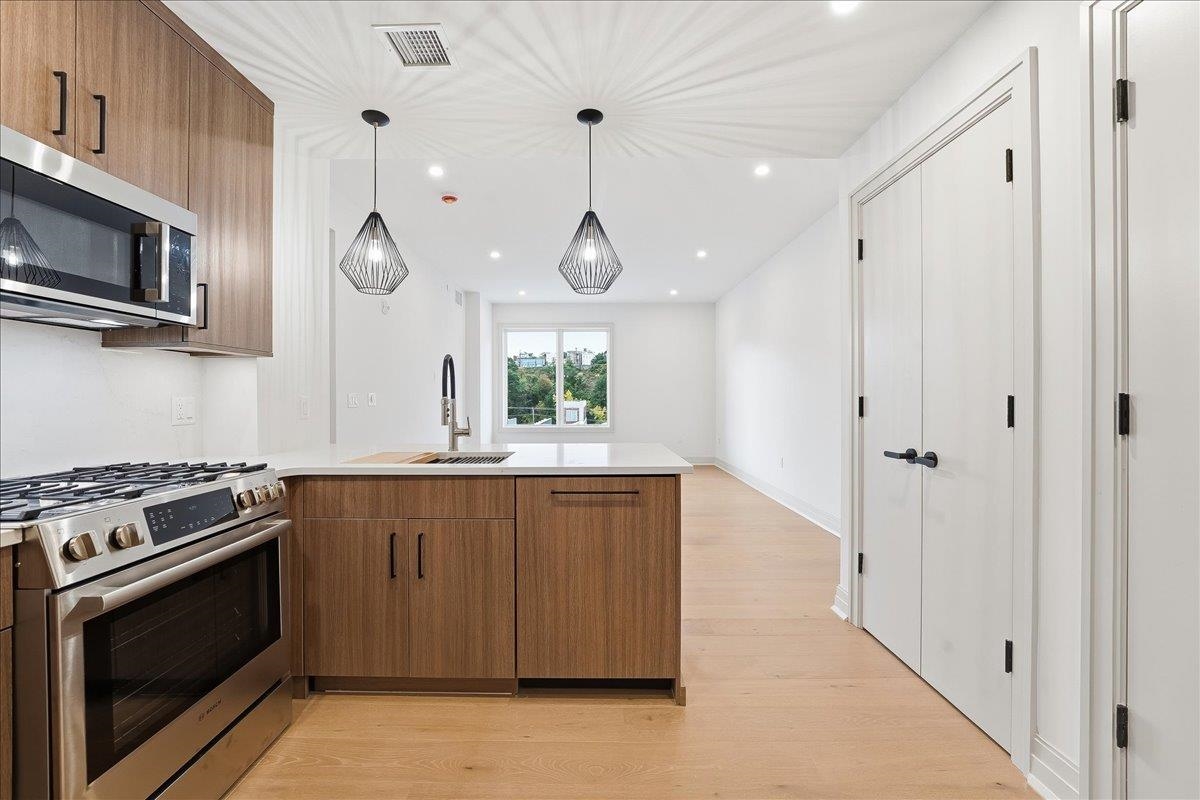 921 MADISON ST Unit: 205