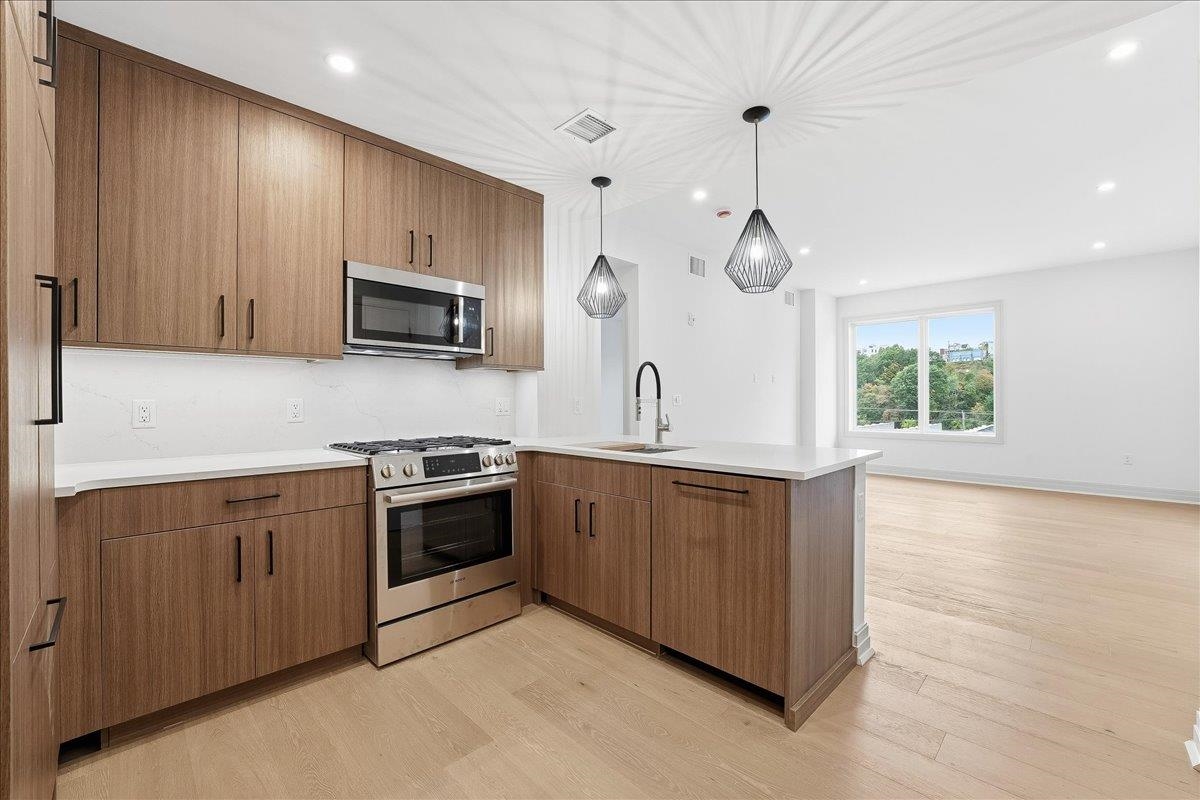 921 MADISON ST Unit: 205