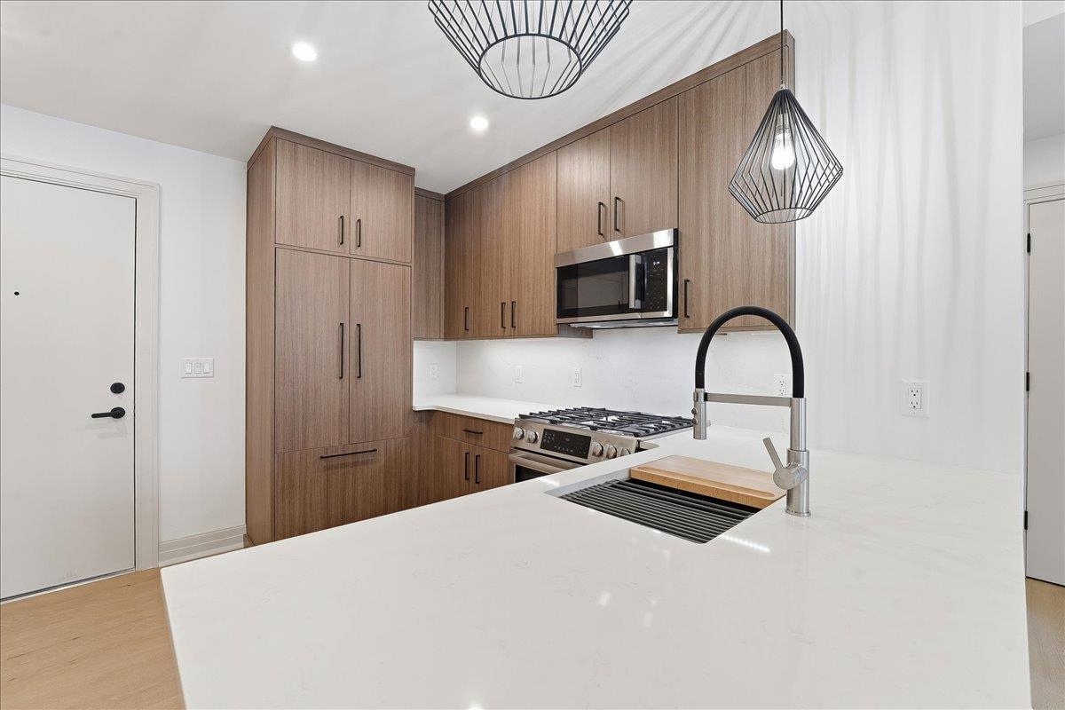 921 MADISON ST Unit: 205